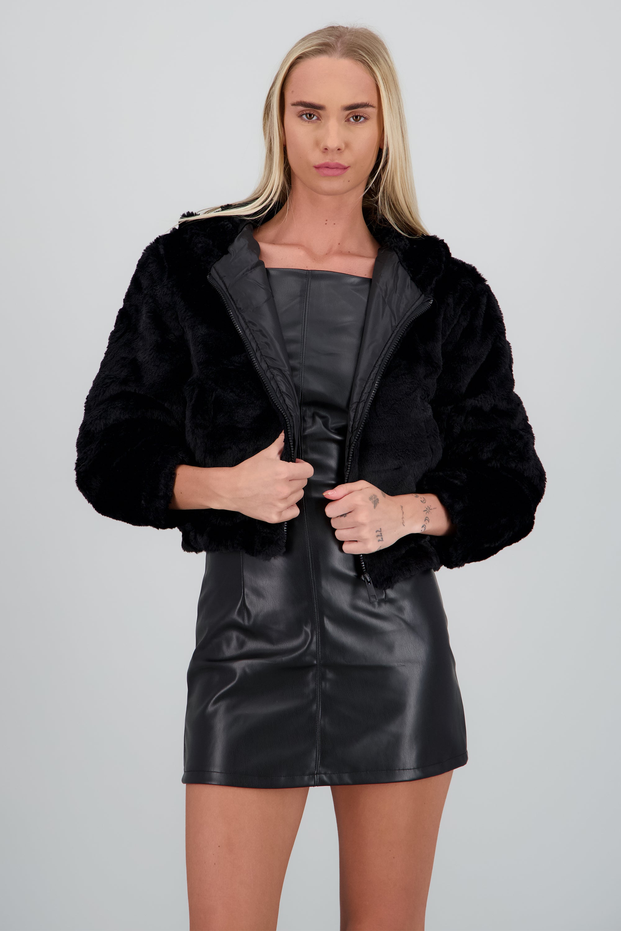 Chamarra crop peluche NEGRO