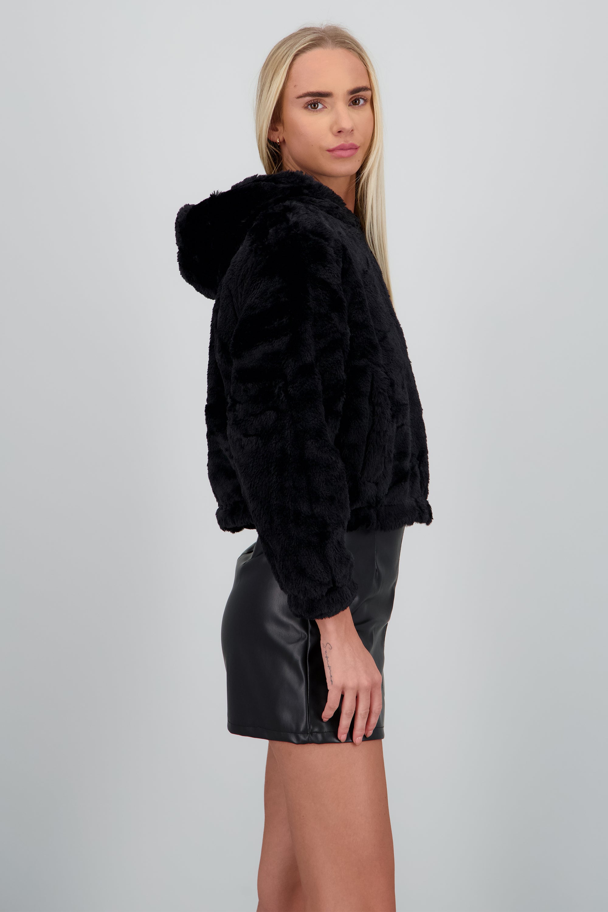 Chamarra crop peluche NEGRO