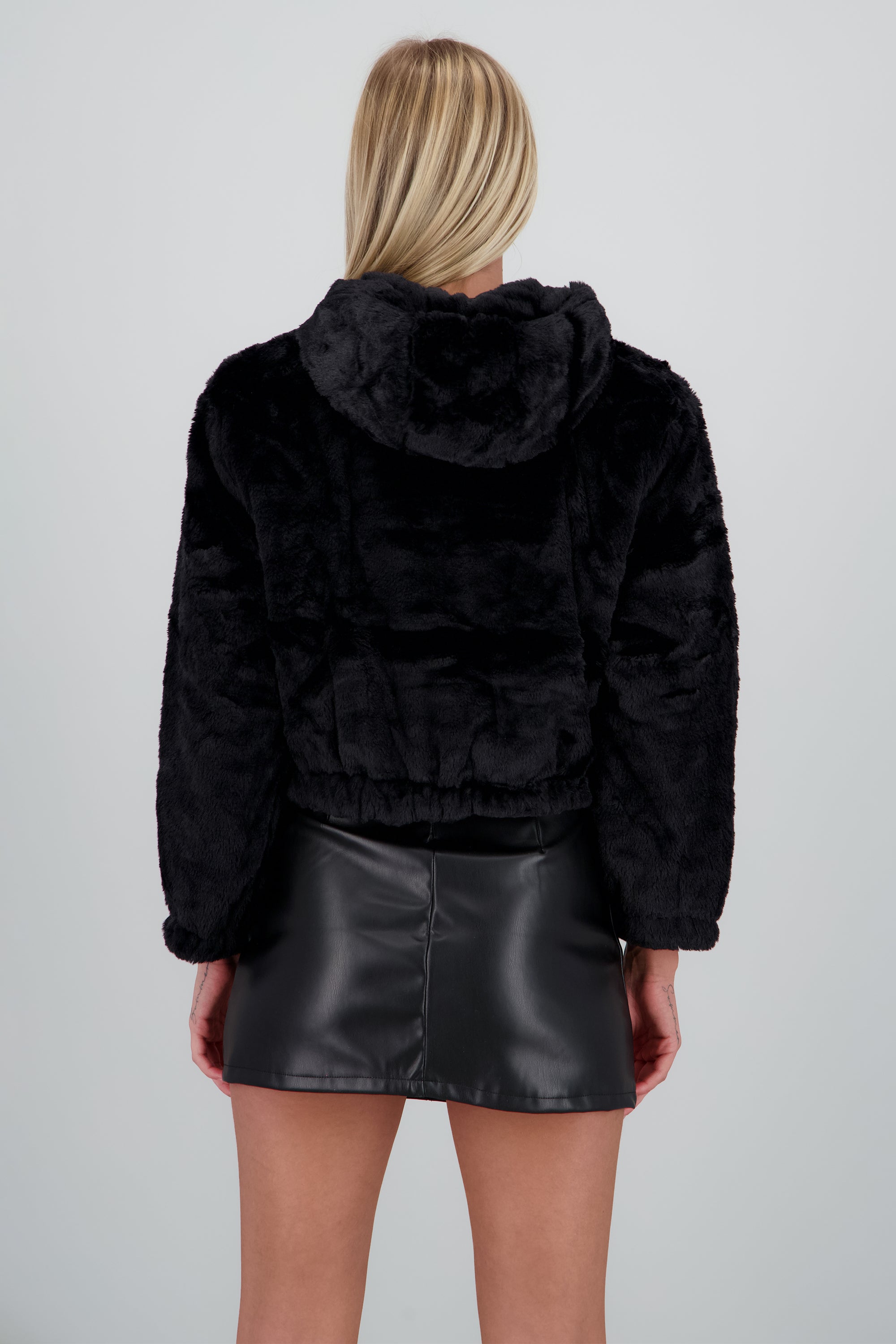 Chamarra crop peluche NEGRO