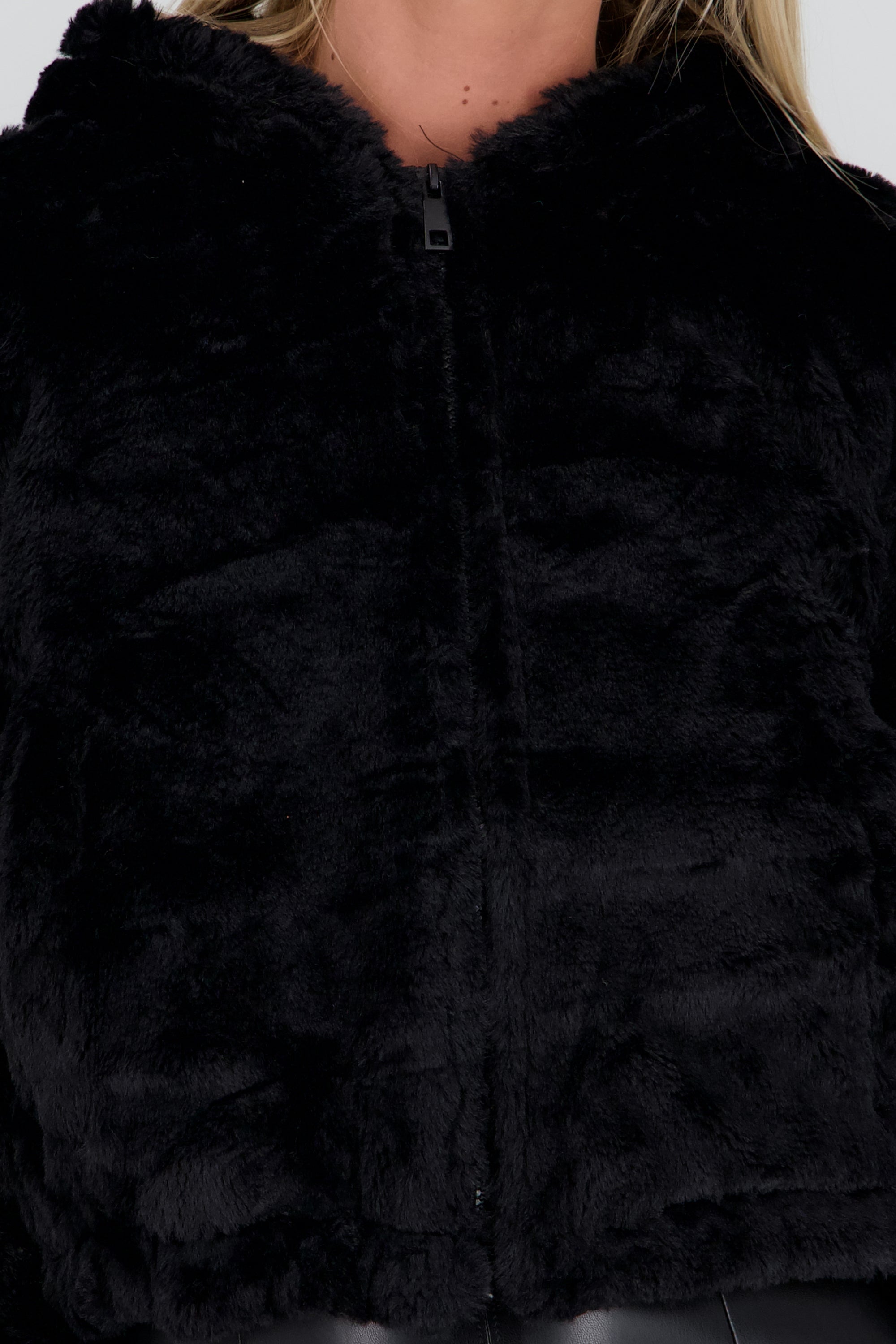 Chamarra crop peluche NEGRO