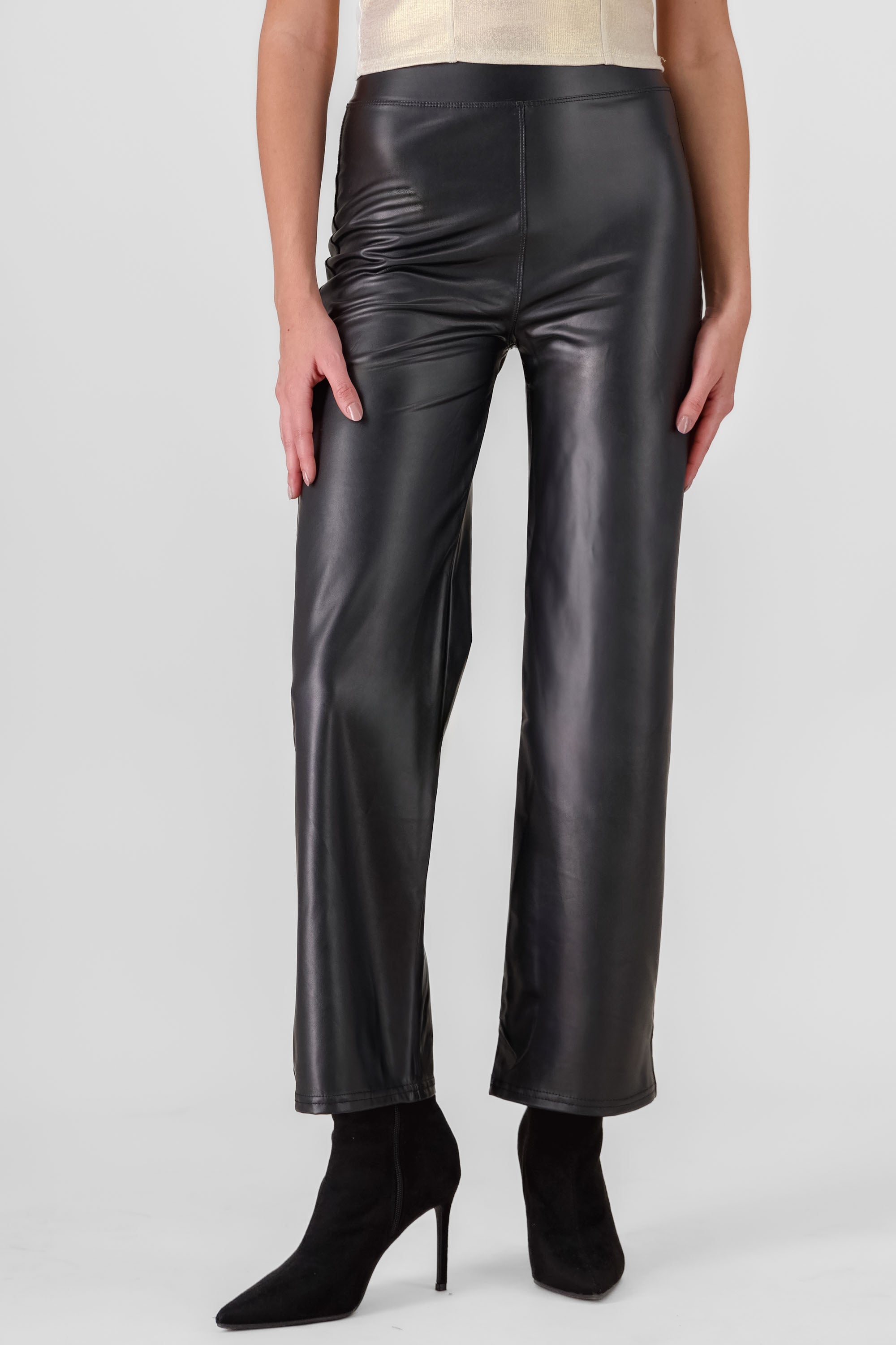 Pantalones tipo piel flare NEGRO