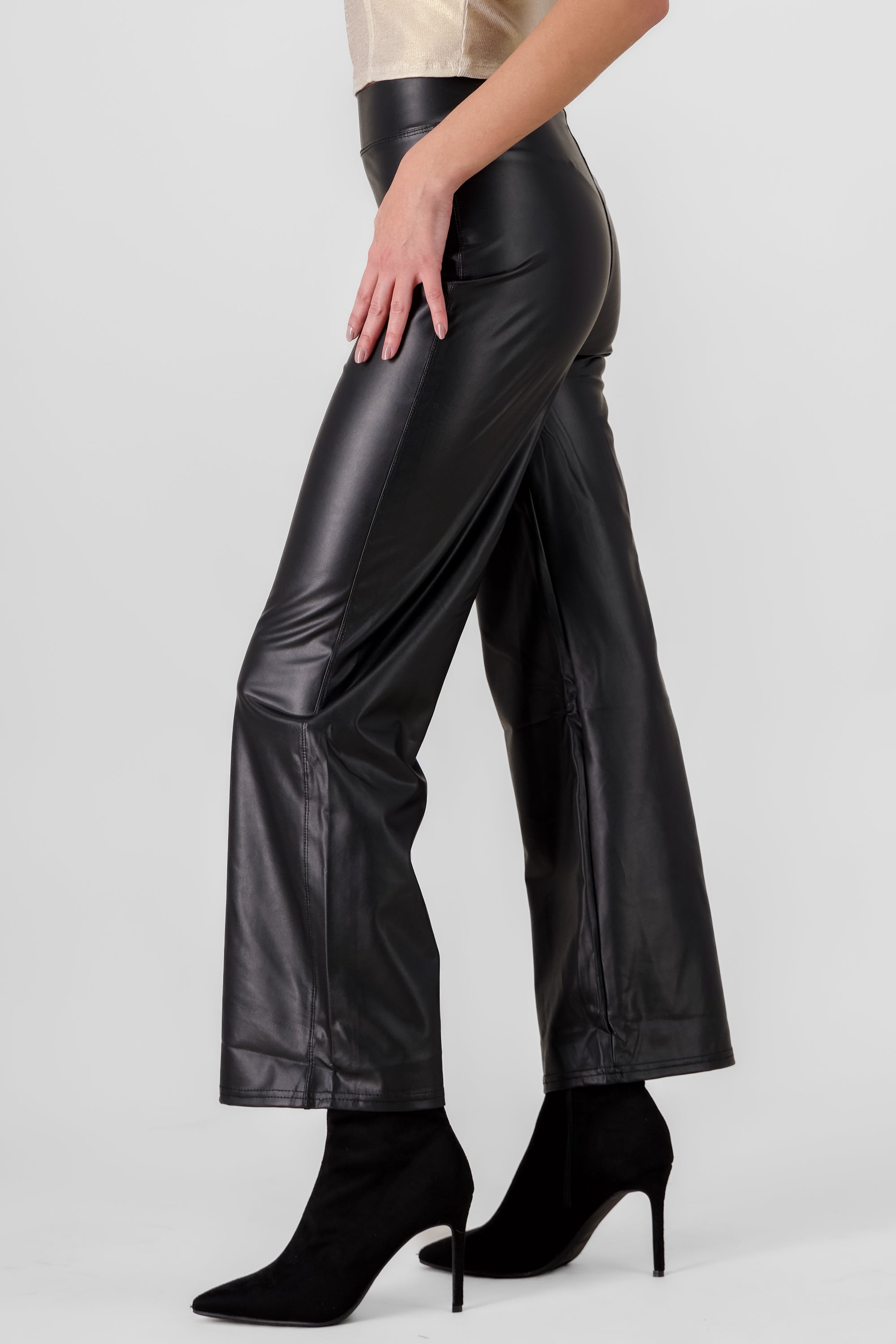 Pantalones tipo piel flare NEGRO