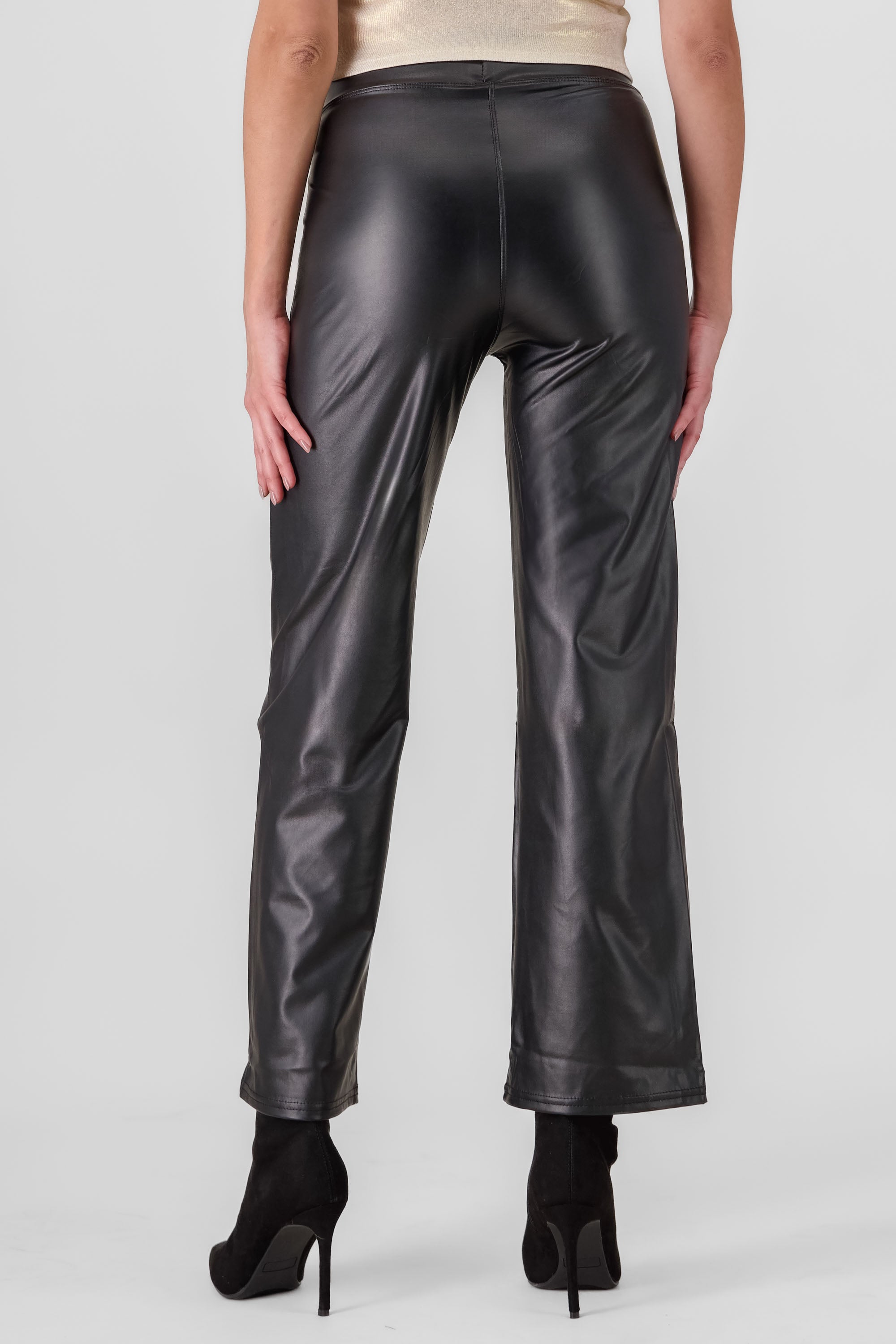 Pantalones tipo piel flare NEGRO