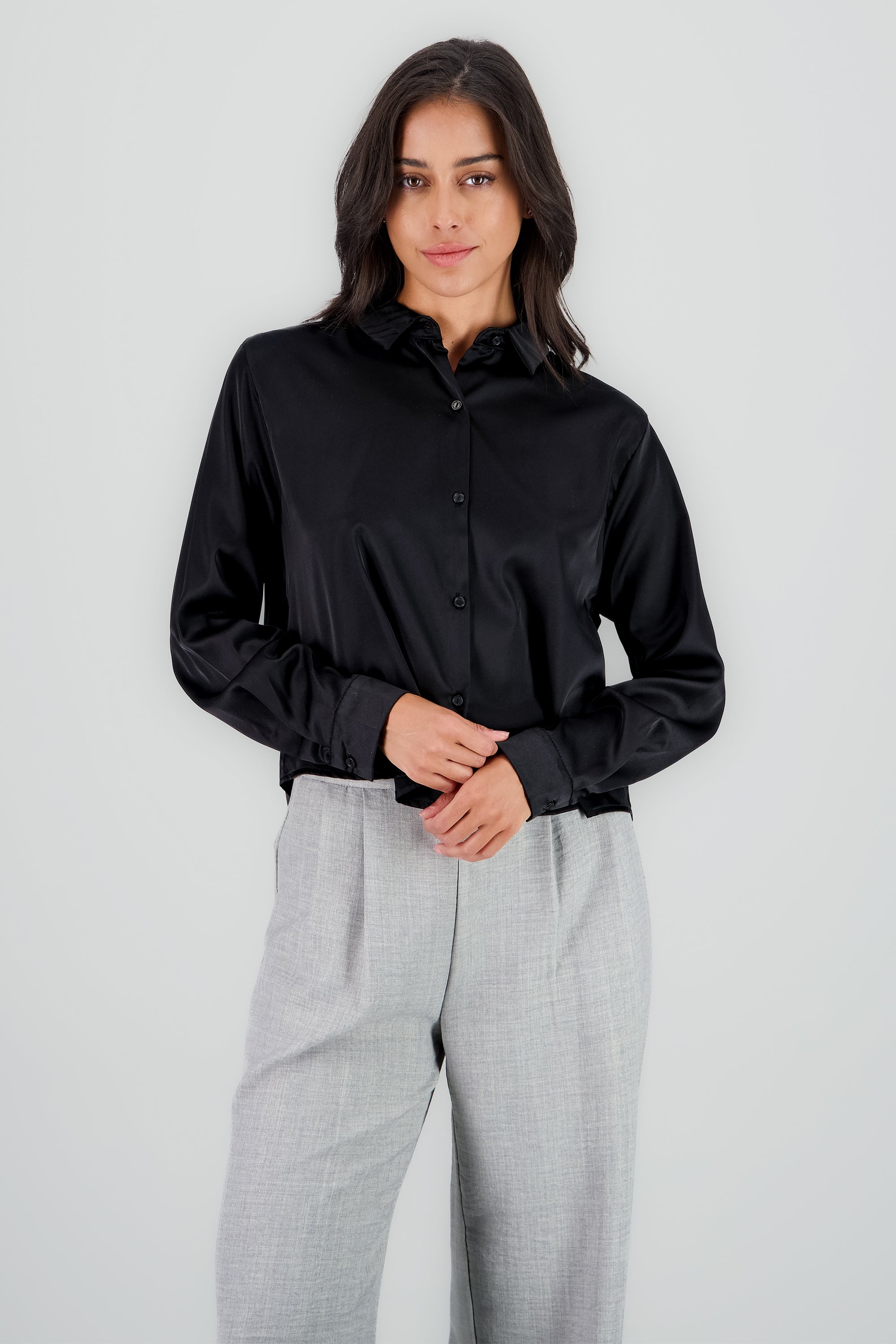 Camisa satinada lisa cropped NEGRO