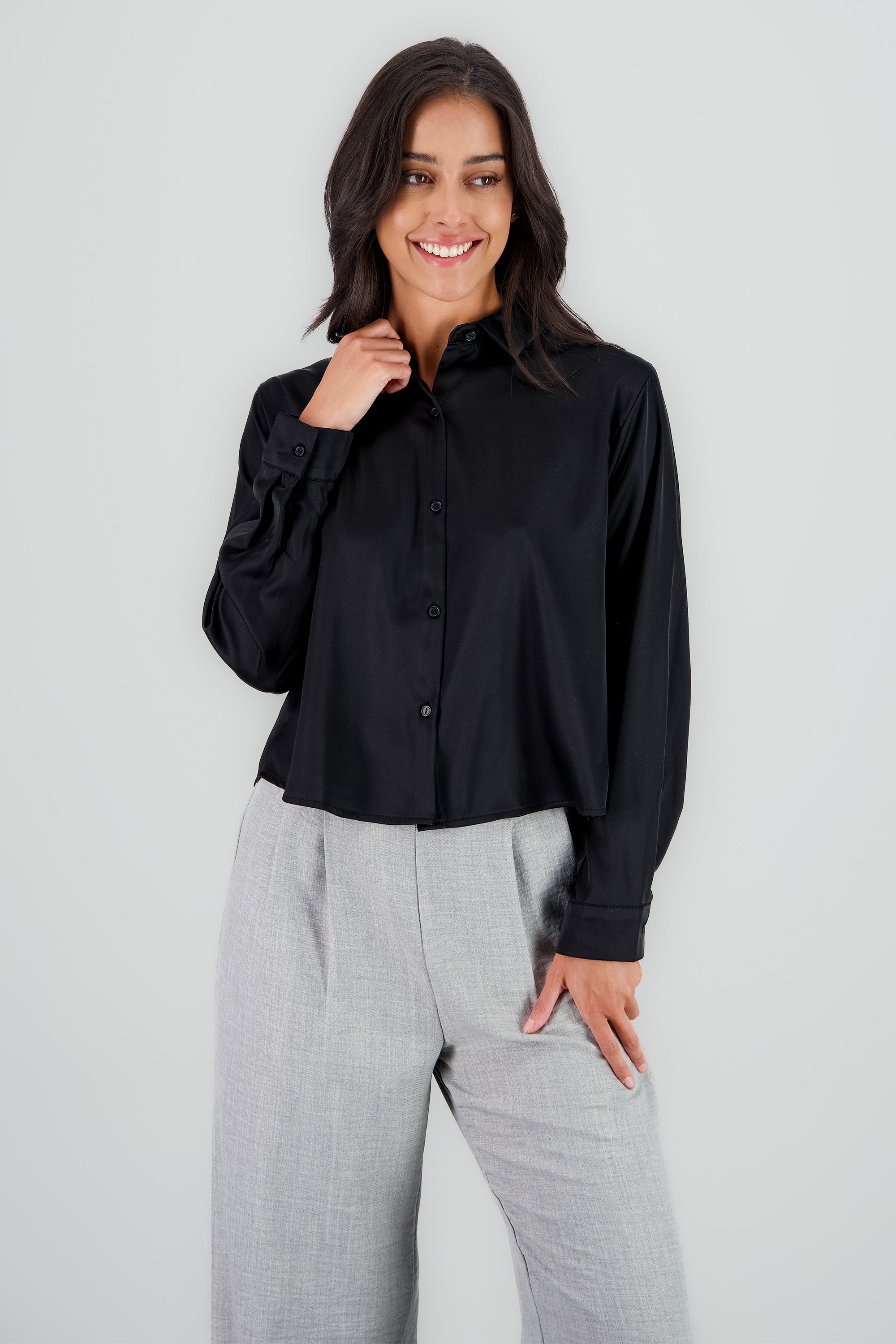 Camisa satinada lisa cropped NEGRO