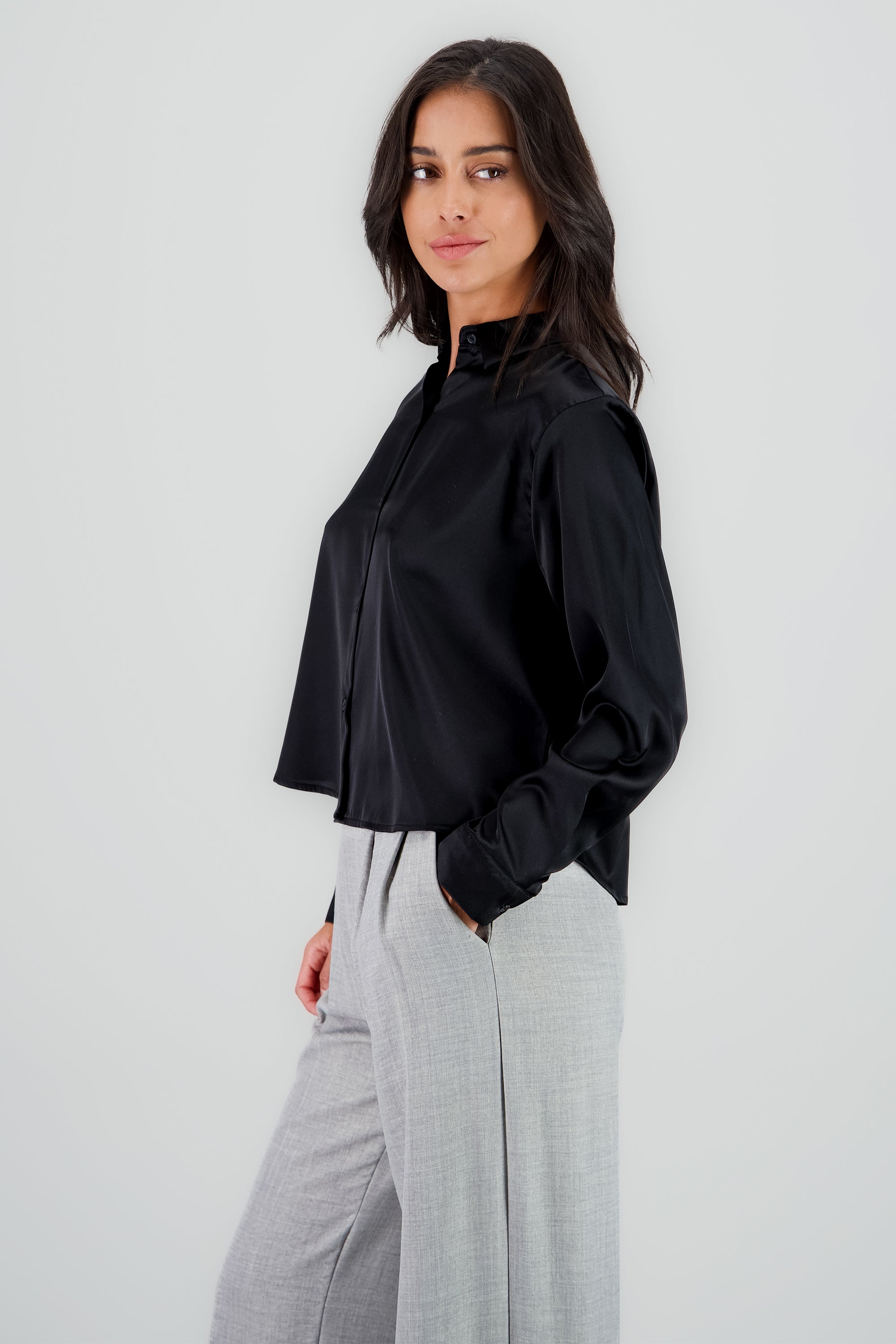 Camisa satinada lisa cropped NEGRO