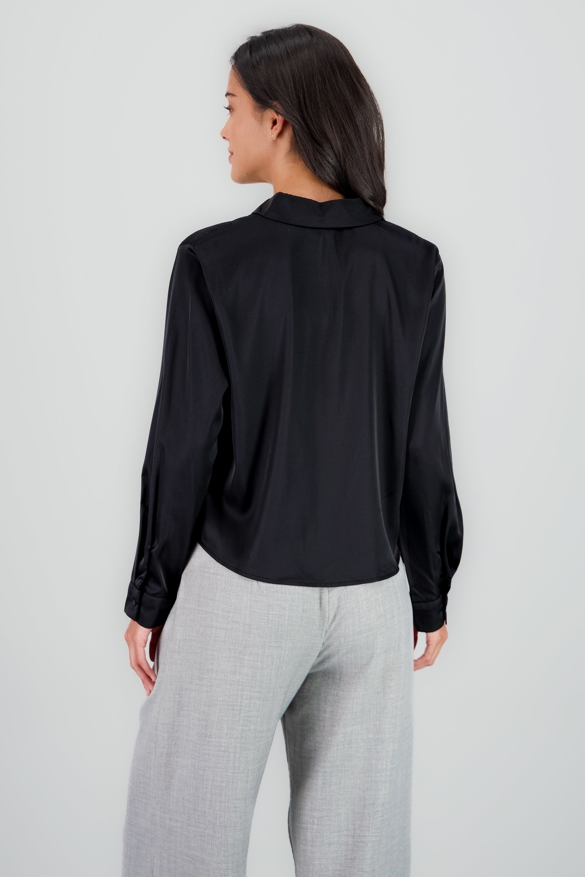 Camisa satinada lisa cropped NEGRO