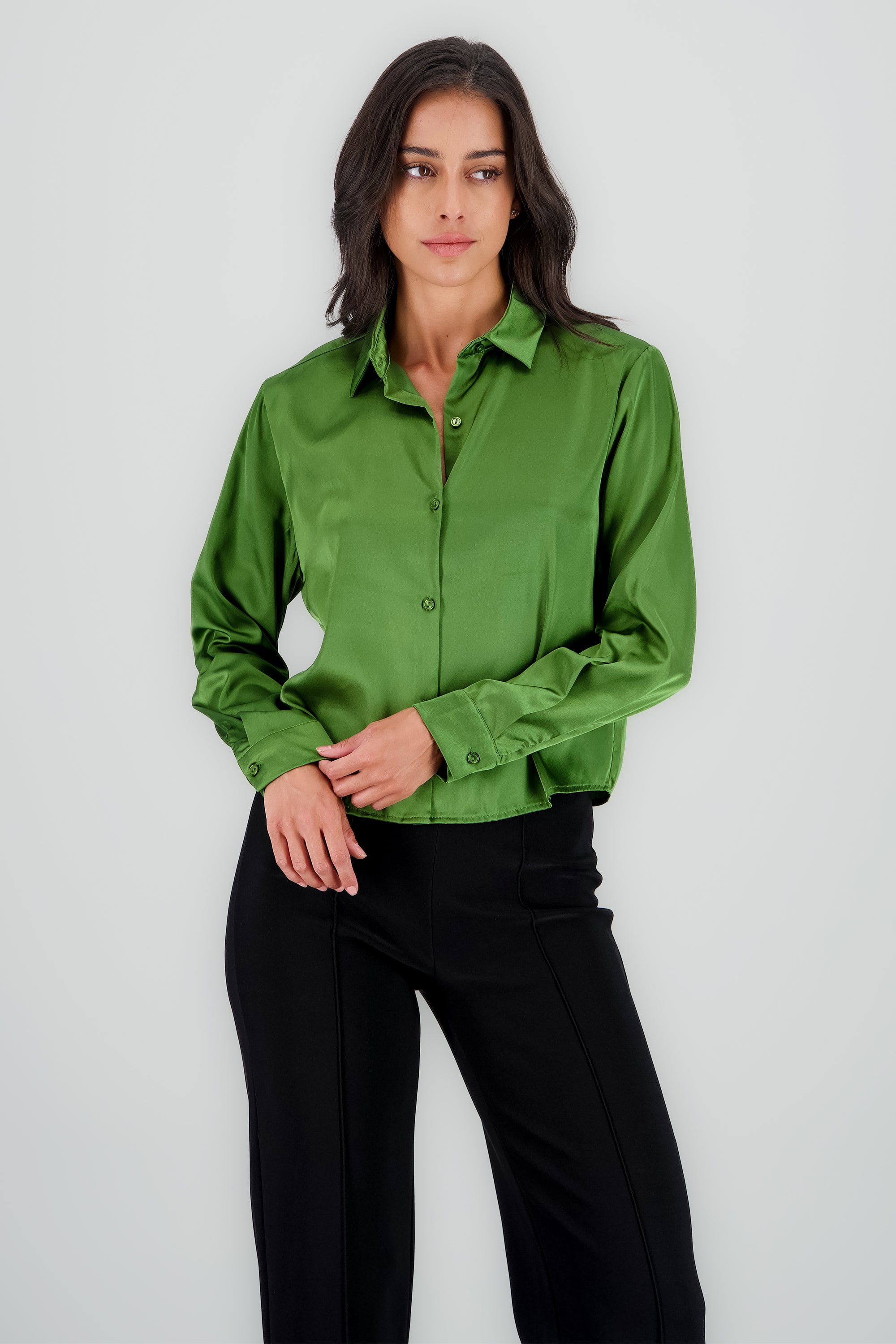 Camisa satinada lisa cropped OLIVO