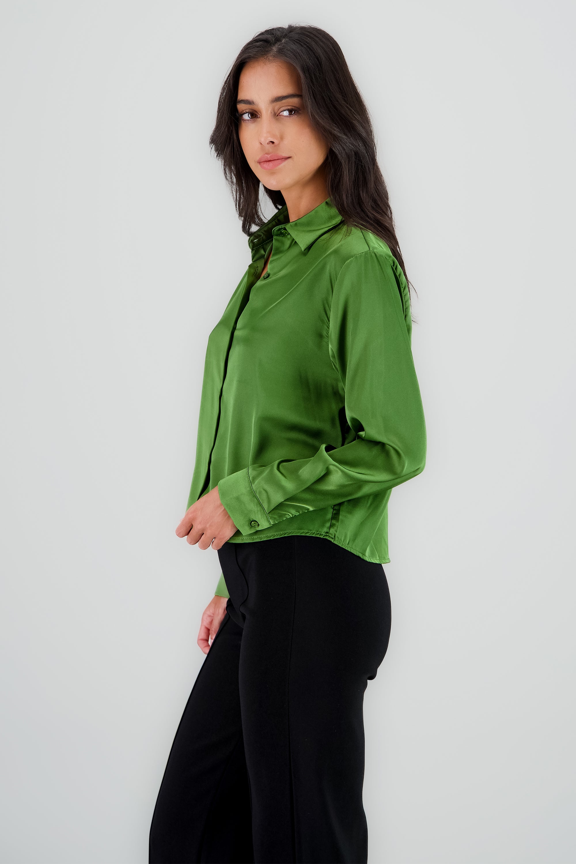 Camisa satinada lisa cropped OLIVO