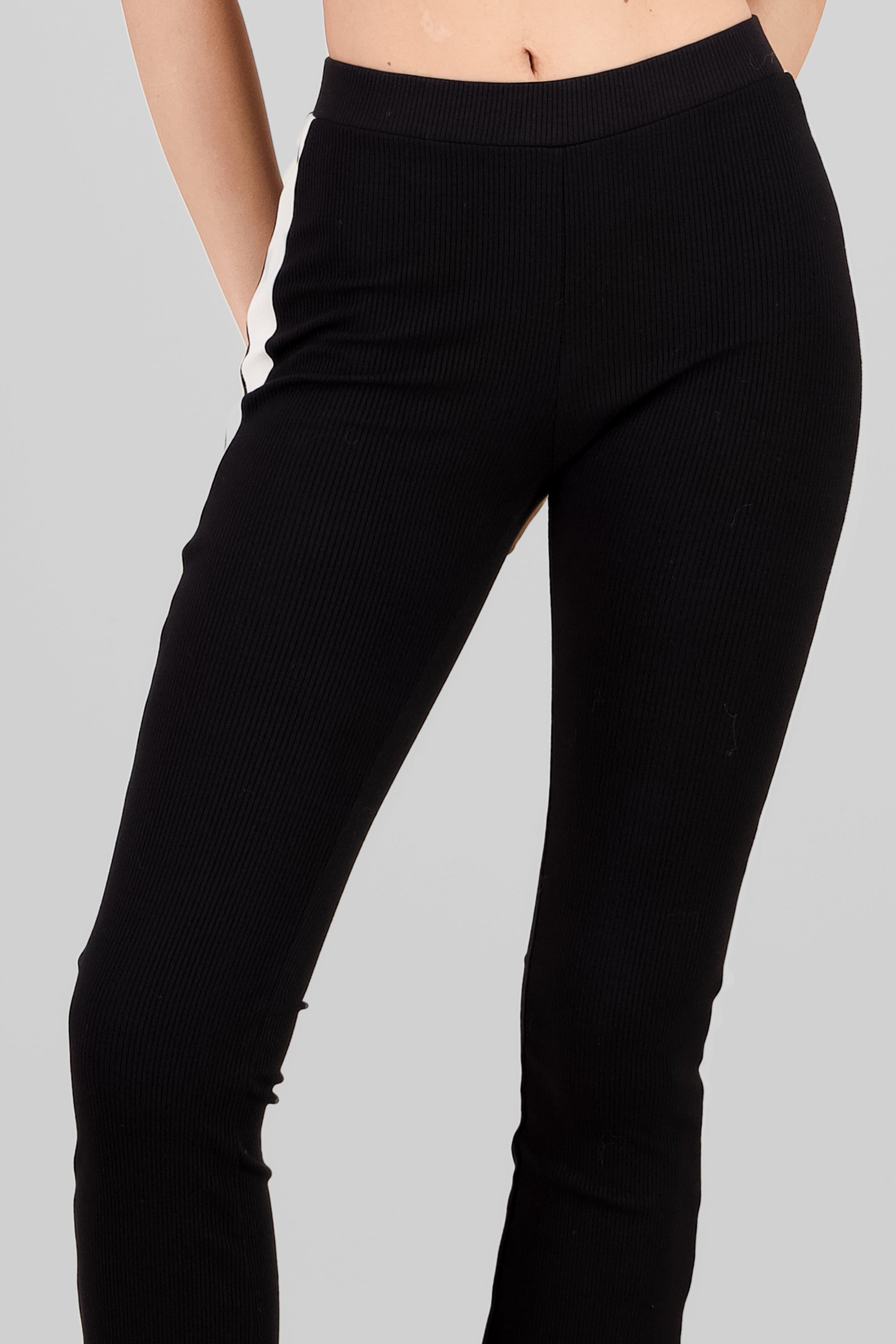 Pantalon flare rib detalle linea contraste NEGRO