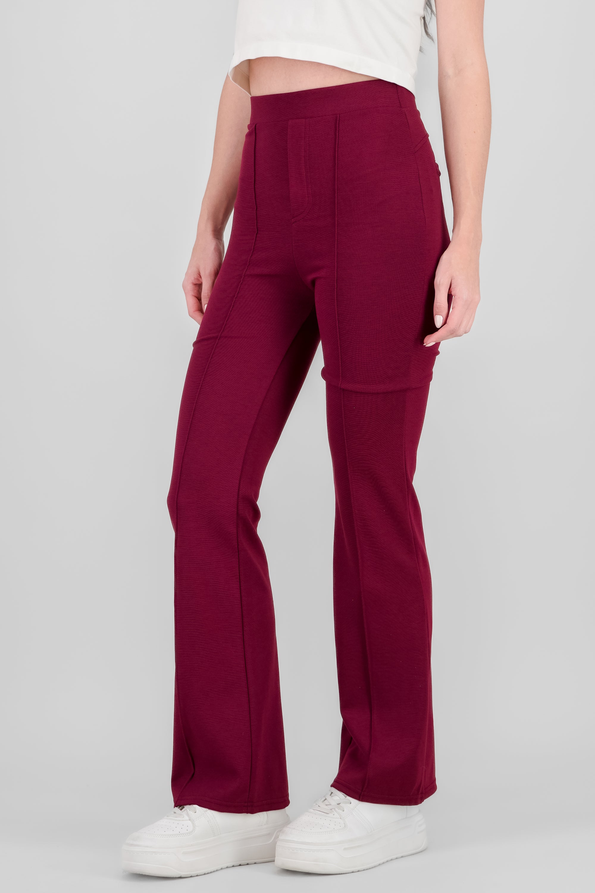 Pantalon con pinzas tipo flare VINO