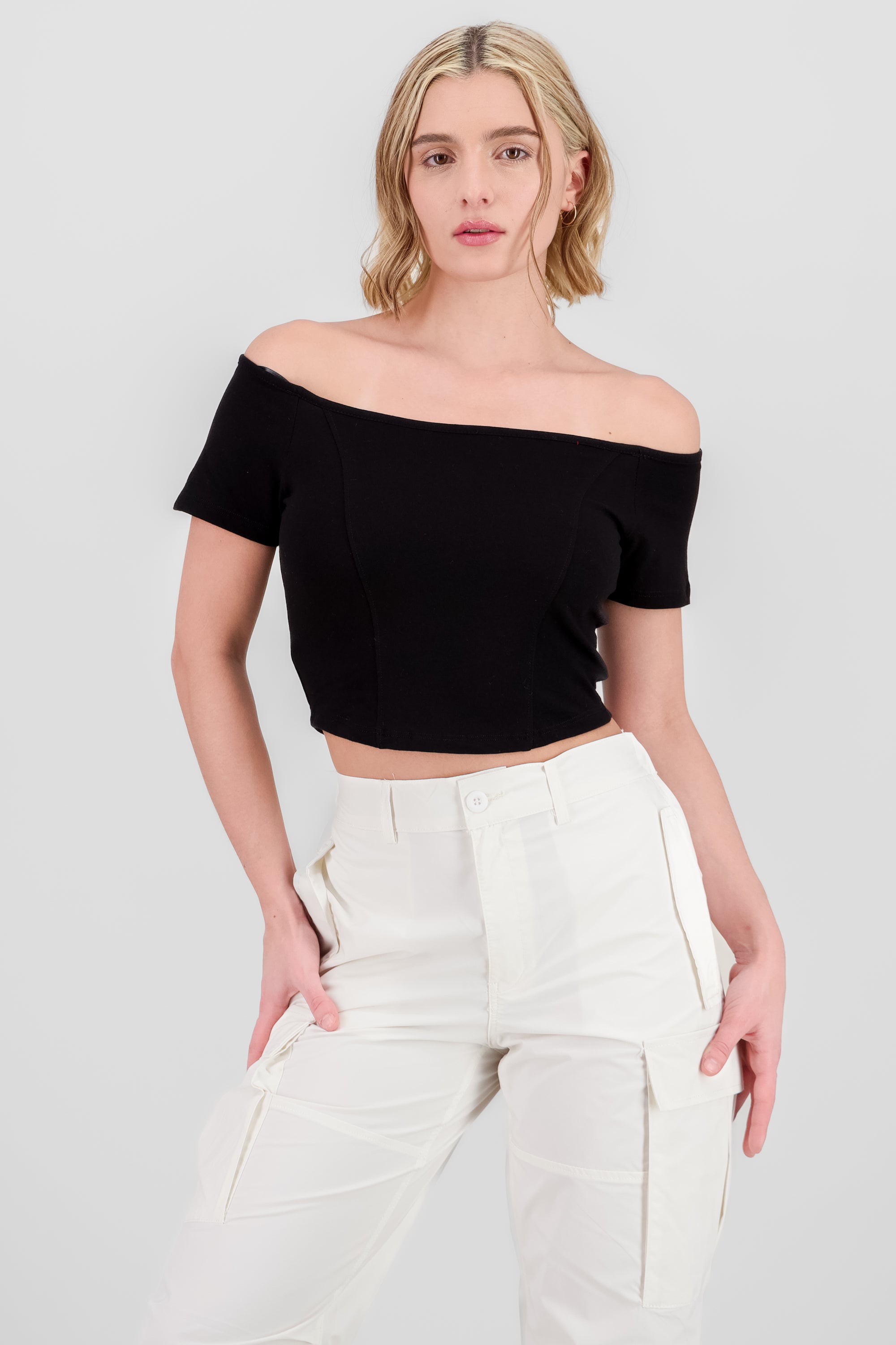 Top off shoulder liso cropped NEGRO