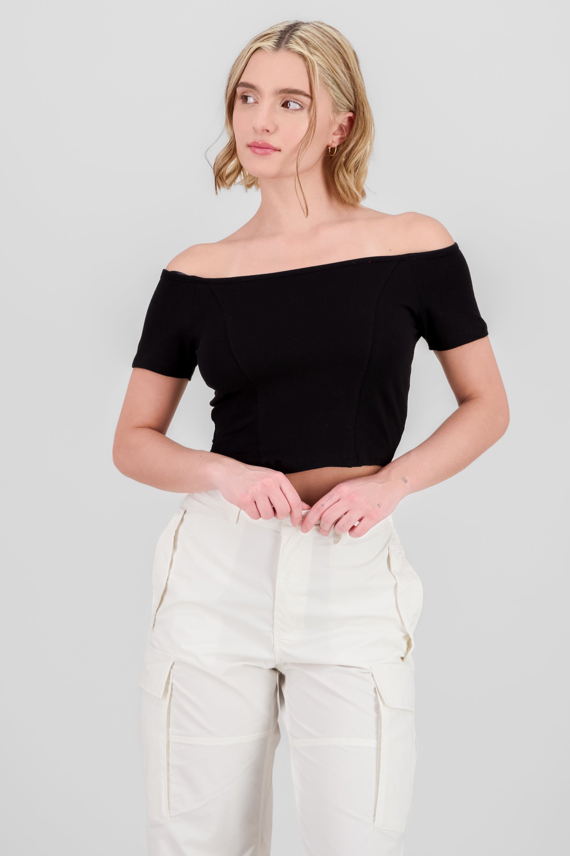 Top off shoulder liso cropped NEGRO