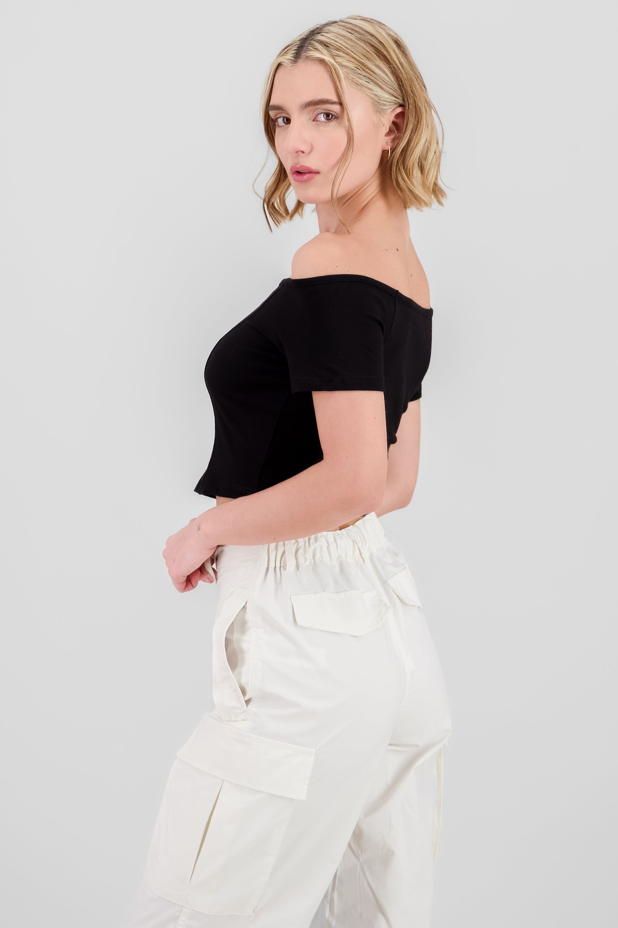 Top off shoulder liso cropped NEGRO