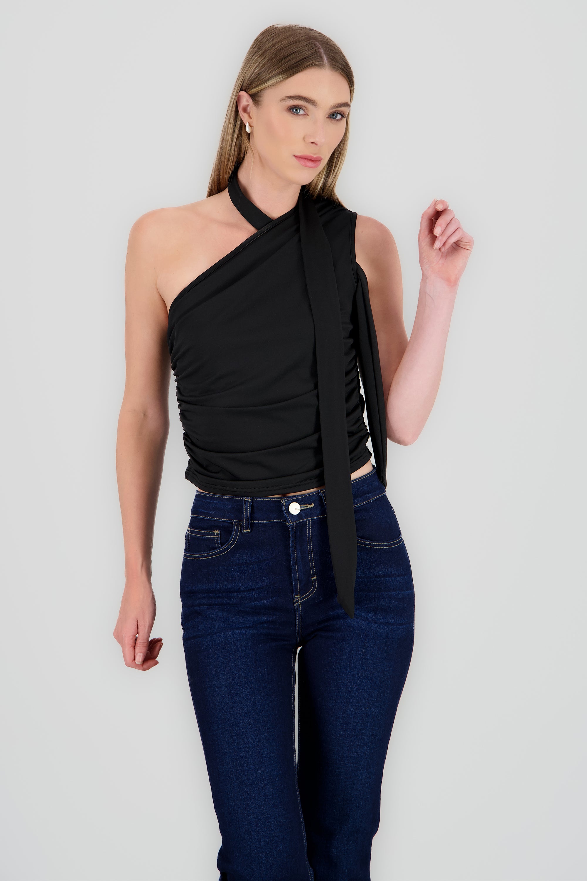 Top asimetrico con detalle en cuello NEGRO