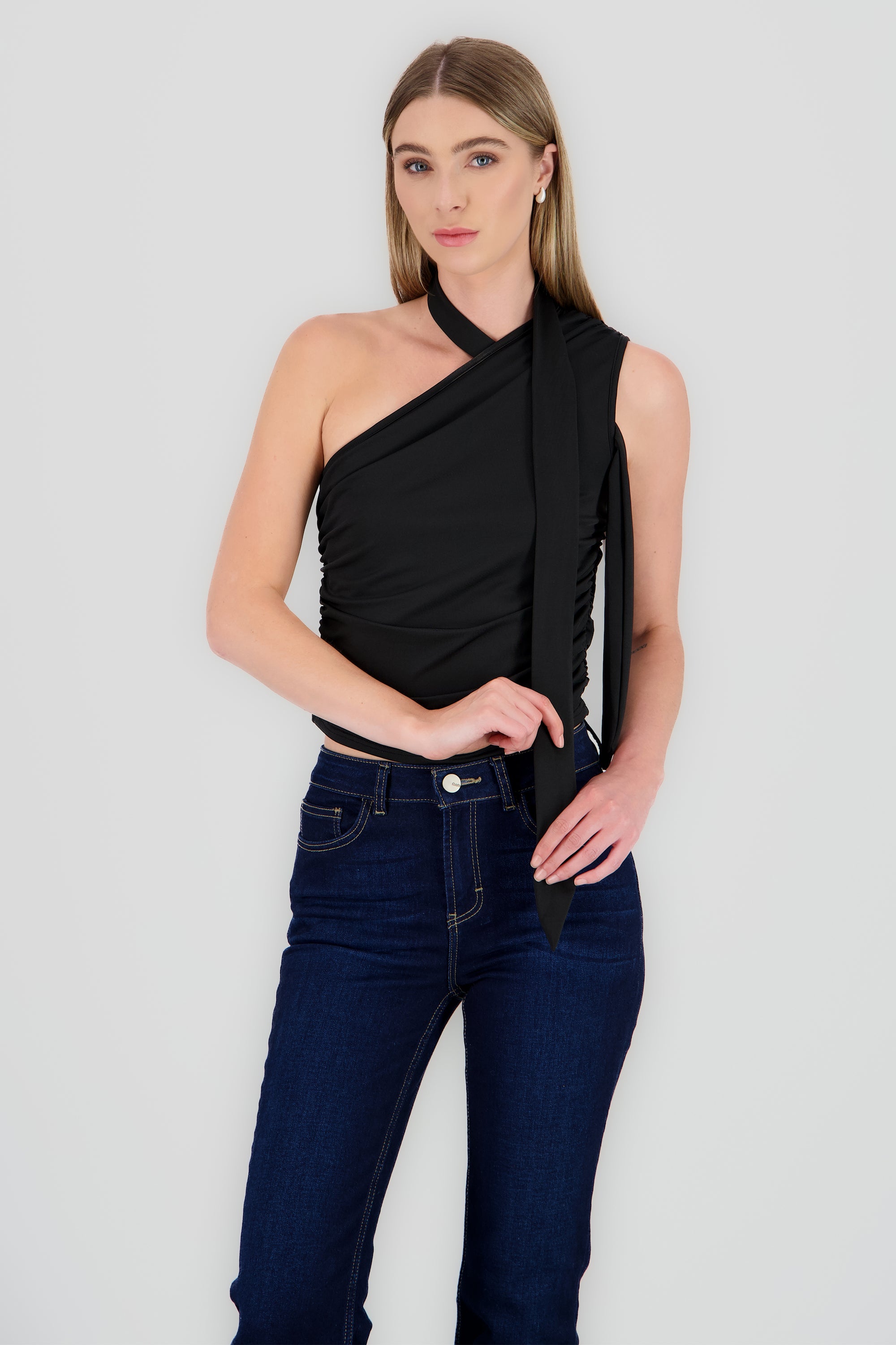 Top asimetrico con detalle en cuello NEGRO