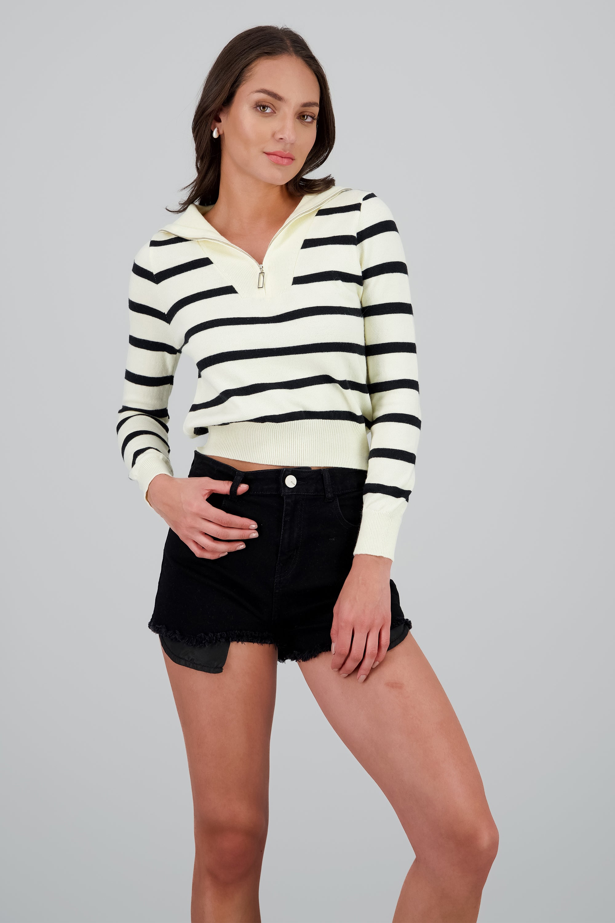 Sueter con rayas y medio cierre NEGRO BLANCO
