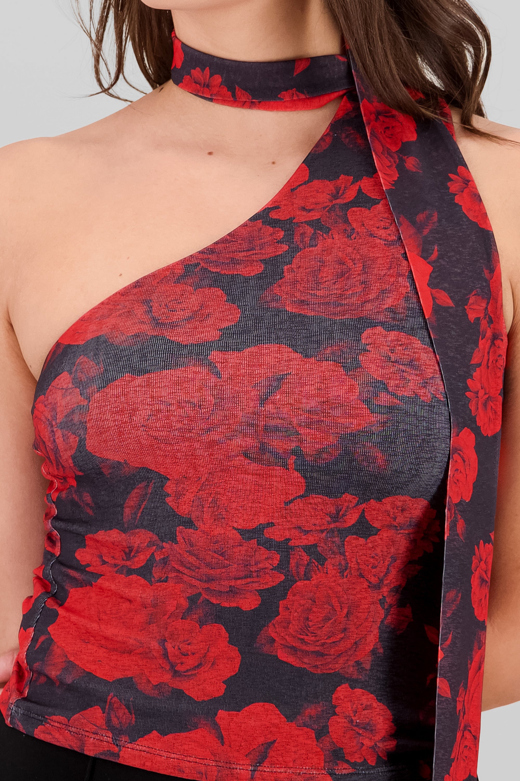 Top de rosas asimetrico con detalle en cuello ROJO COMBO