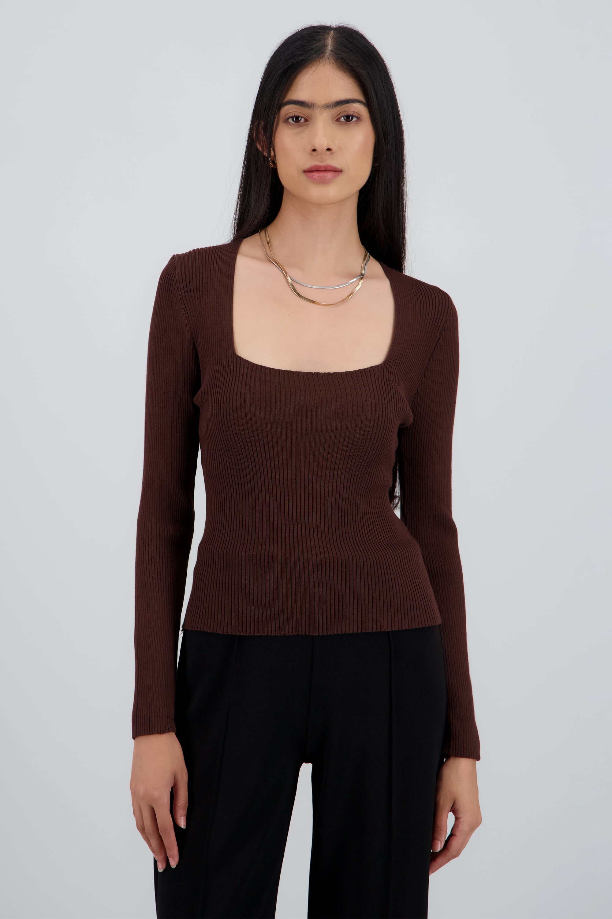 Sueter tejido de cuello cuadrado liso CAFE