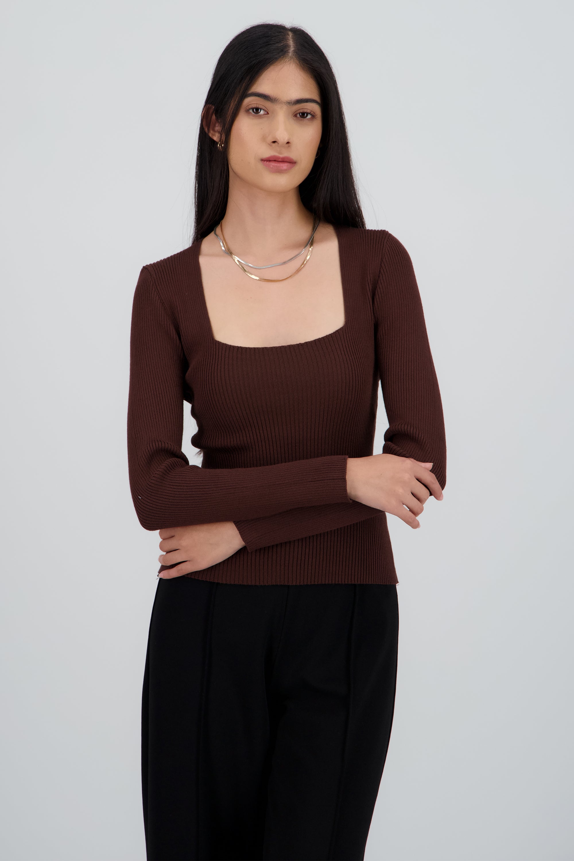 Sueter tejido de cuello cuadrado liso CAFE