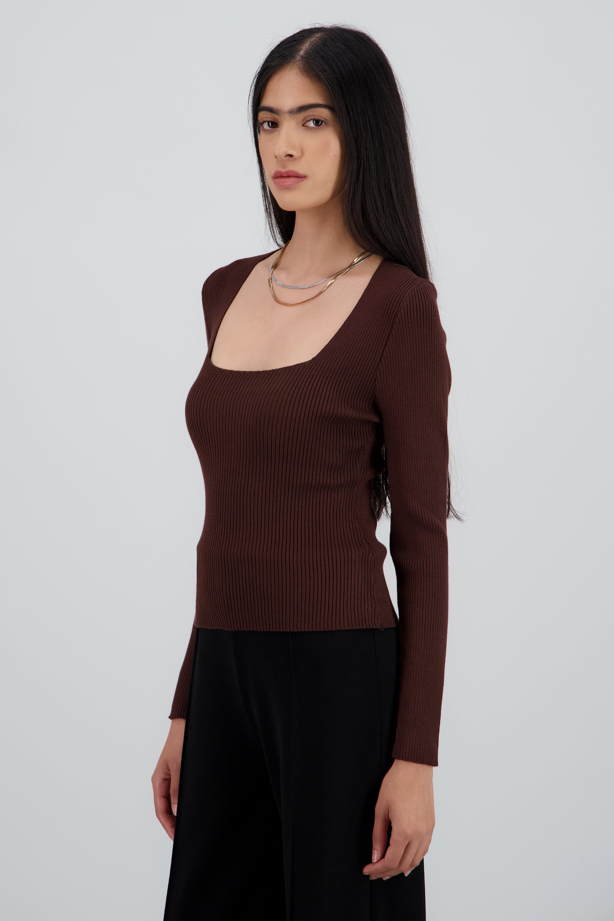 Sueter tejido de cuello cuadrado liso CAFE