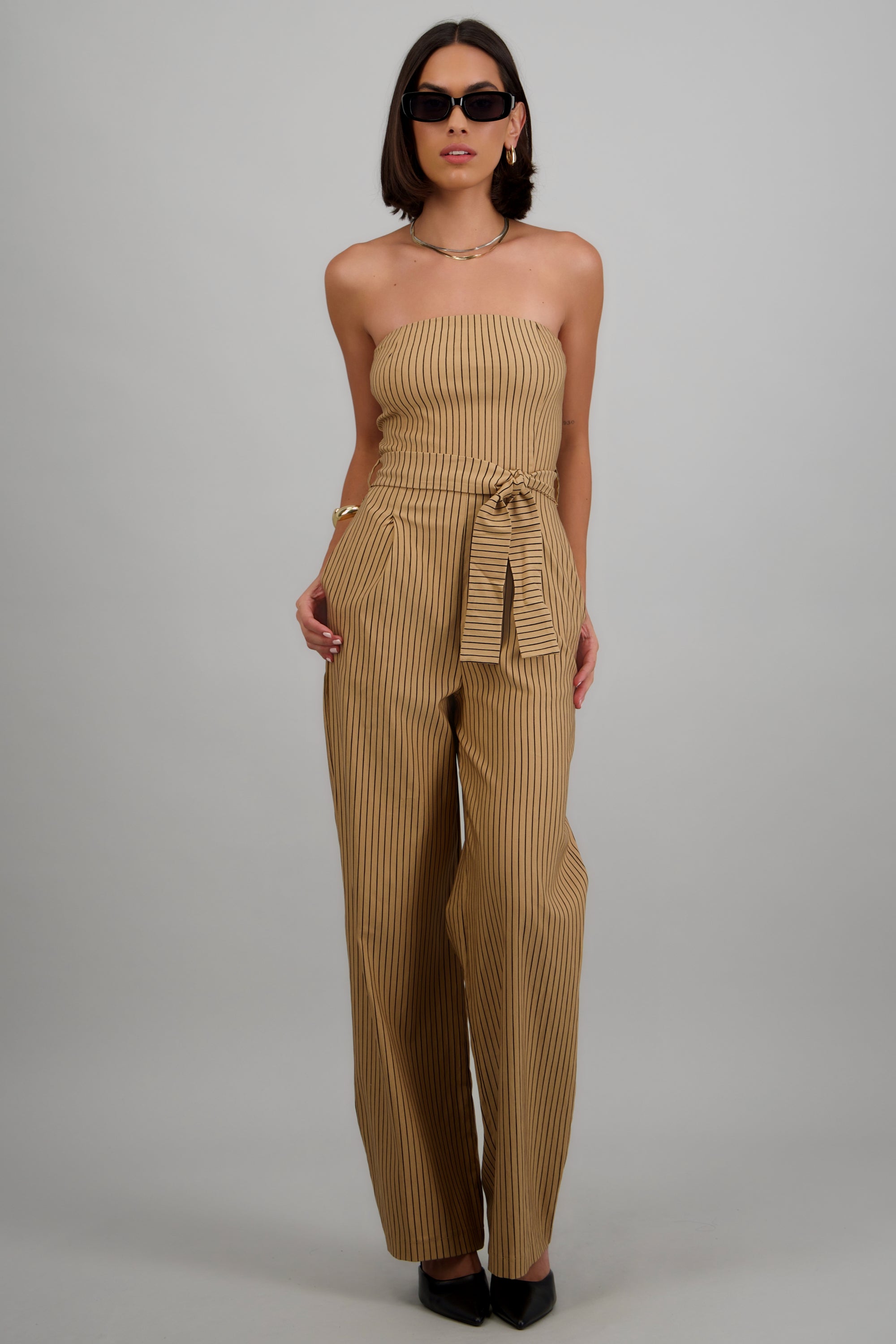 Jumpsuit strapless rayas detalle laso CAMELLO