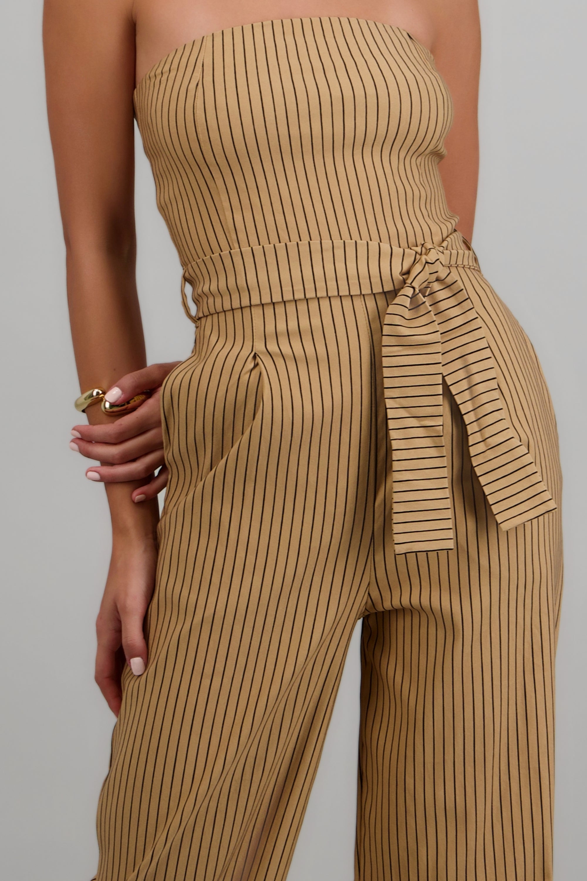 Jumpsuit strapless rayas detalle laso CAMELLO