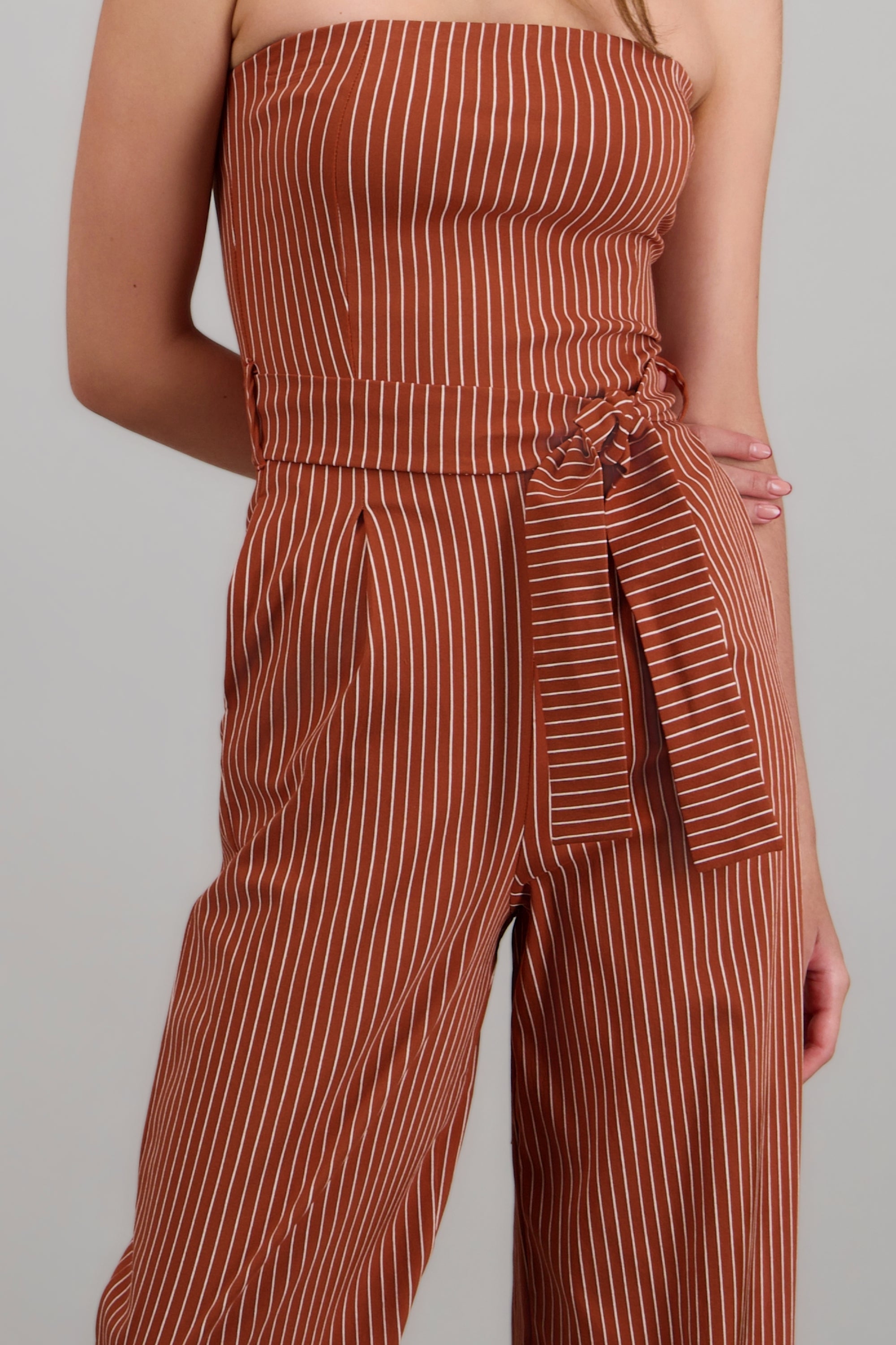 Jumpsuit strapless rayas detalle laso LADRILLO