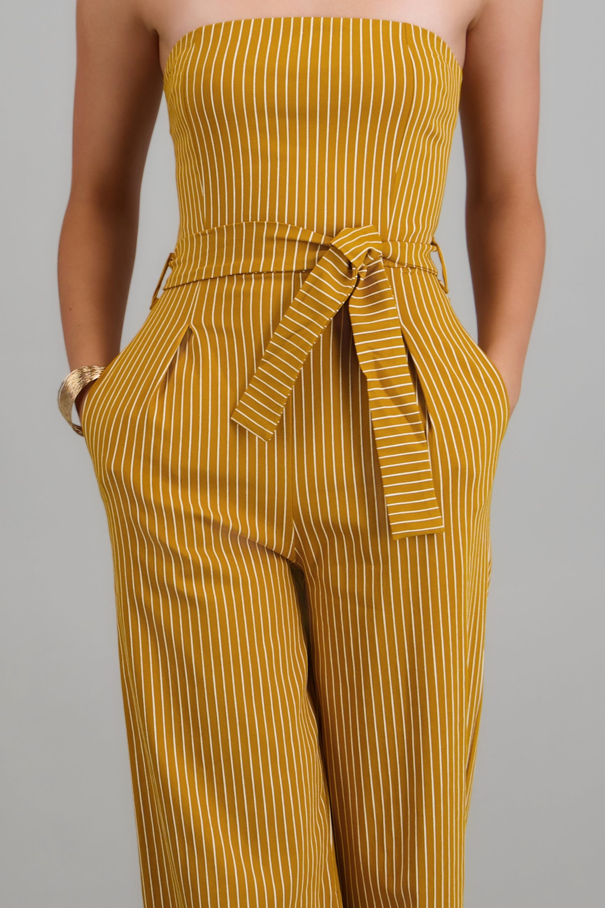 Jumpsuit strapless rayas detalle laso MOSTAZA OBSCURO