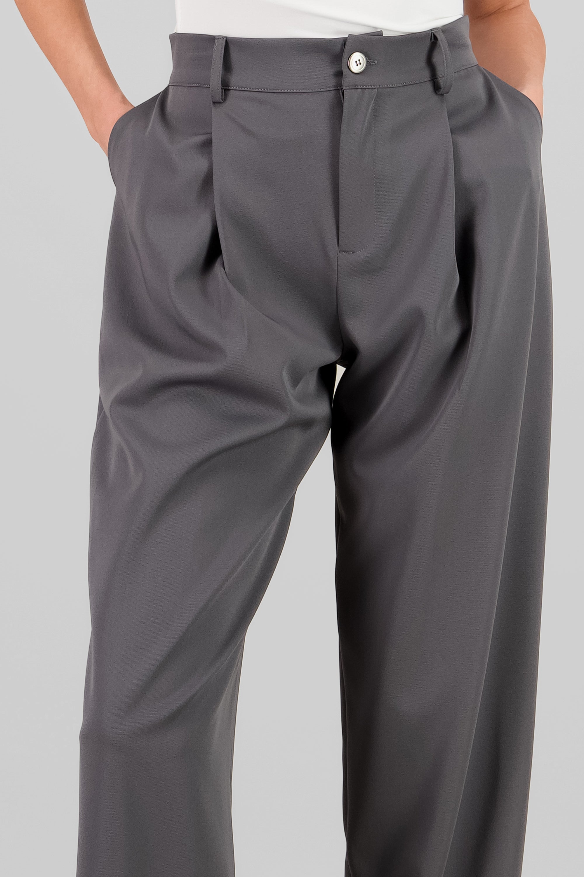 Pantalon recto detalle pinzas GRIS OBSCURO