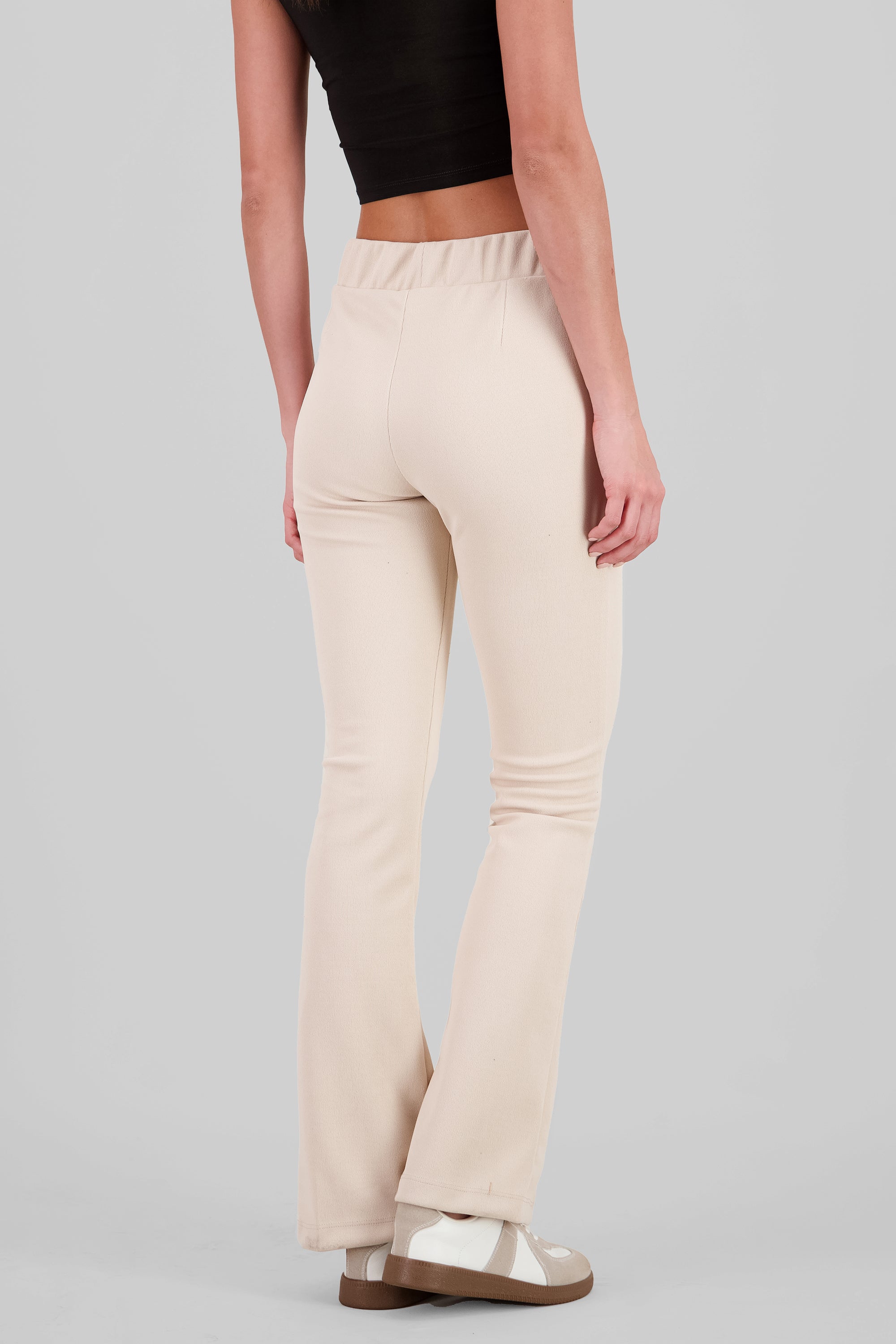 Pantalon flare detalle abertura ARENA