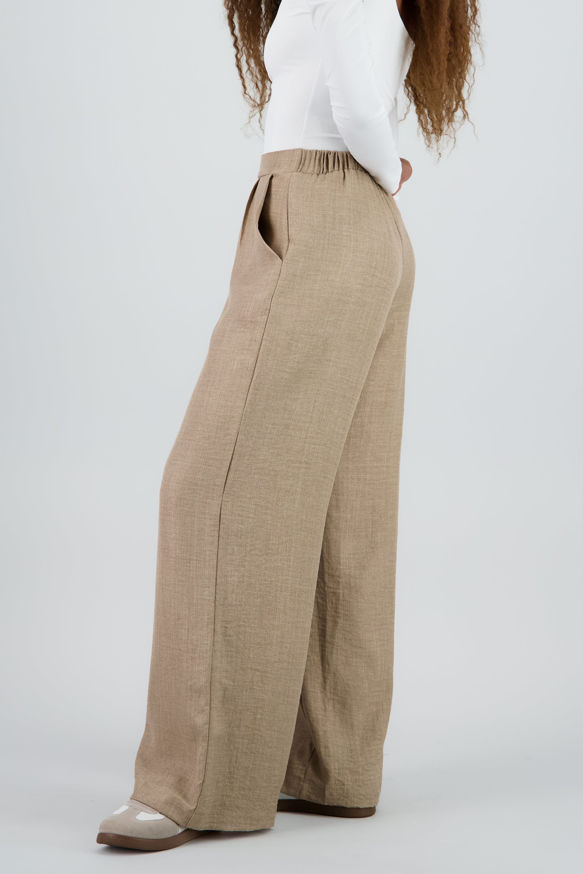 Pantalon amplio pinzas detalle bolsas TAUPE