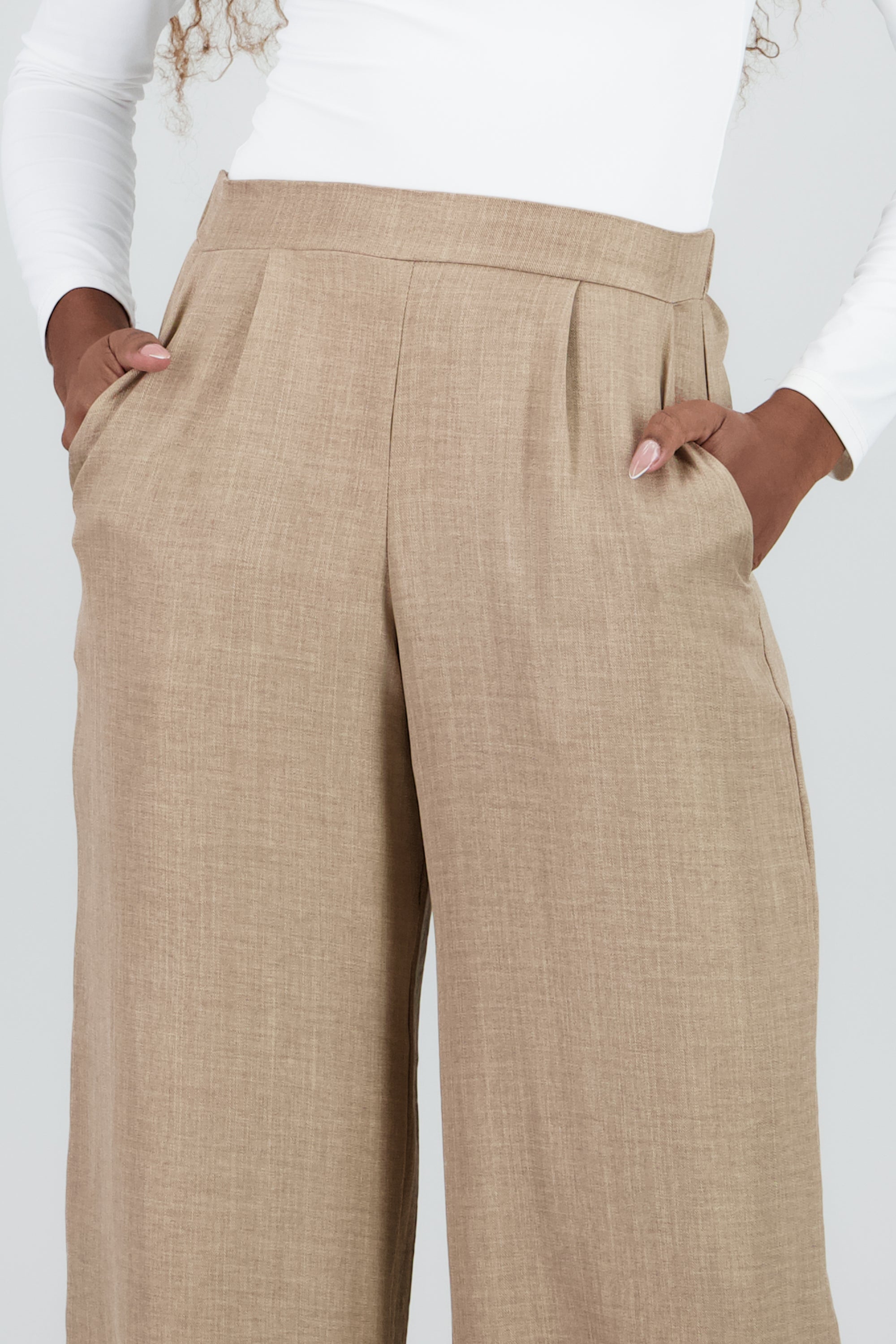 Pantalon amplio pinzas detalle bolsas TAUPE