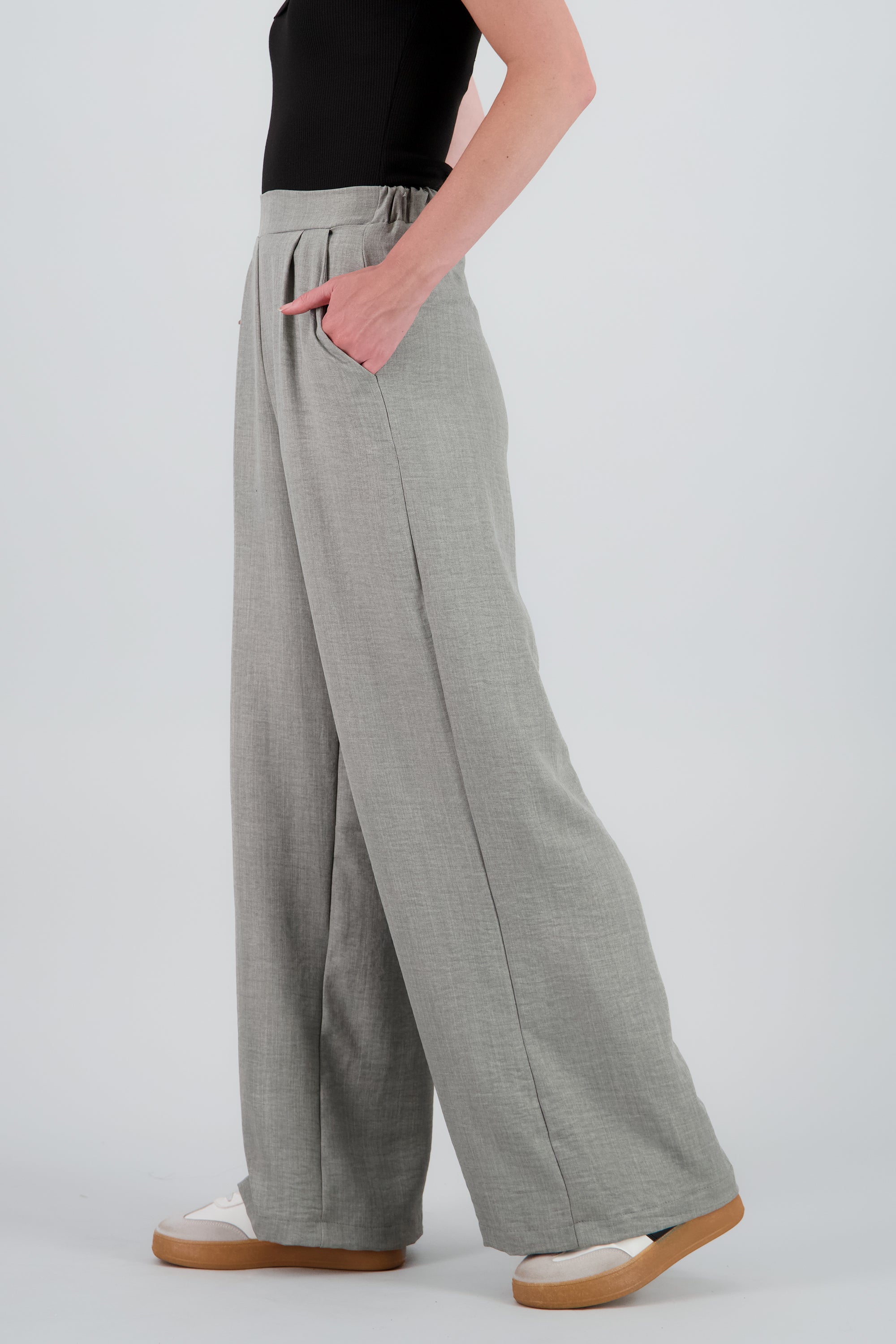 Pantalon amplio pinzas detalle bolsas GRIS