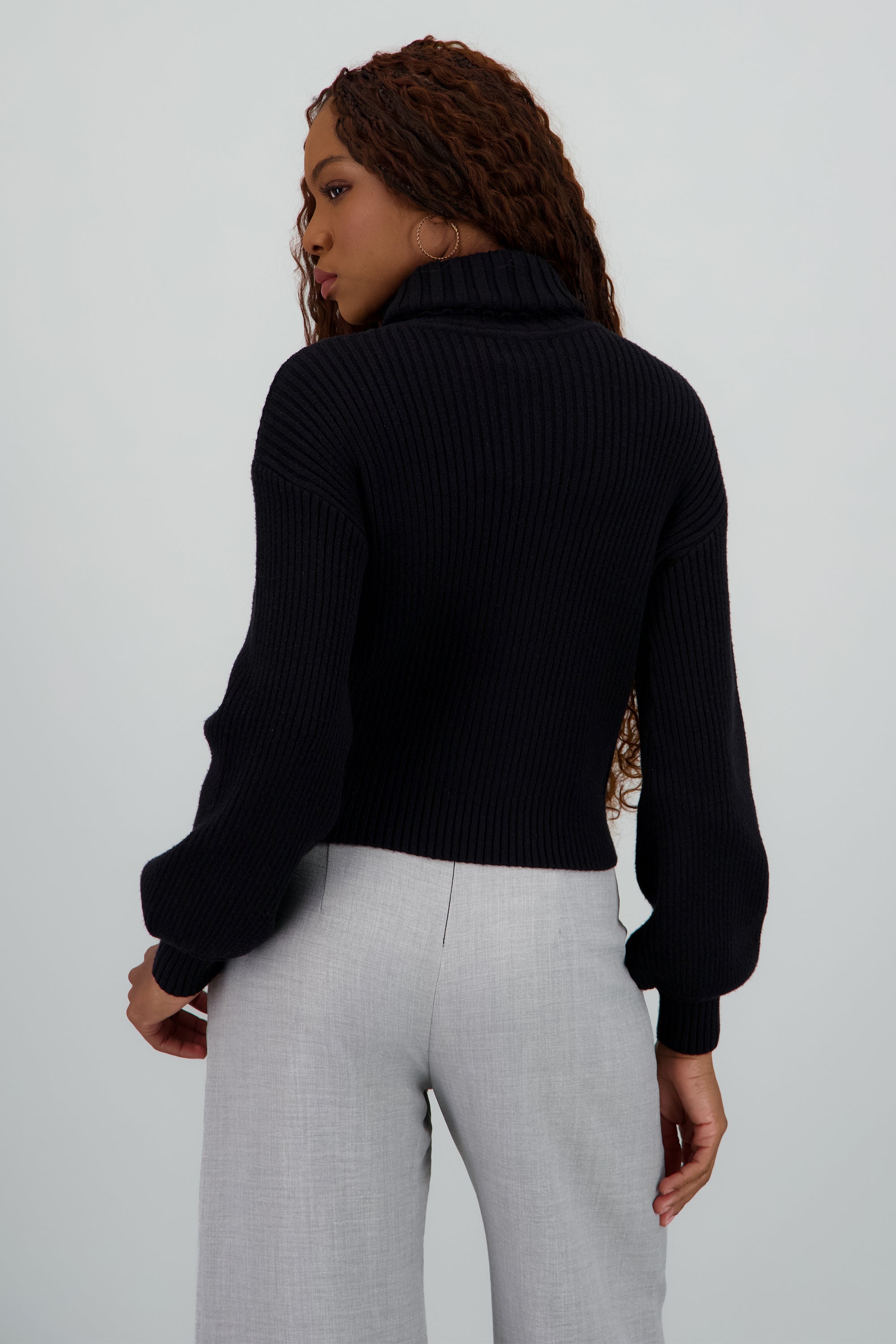 Sueter tejido cuello tortuga NEGRO