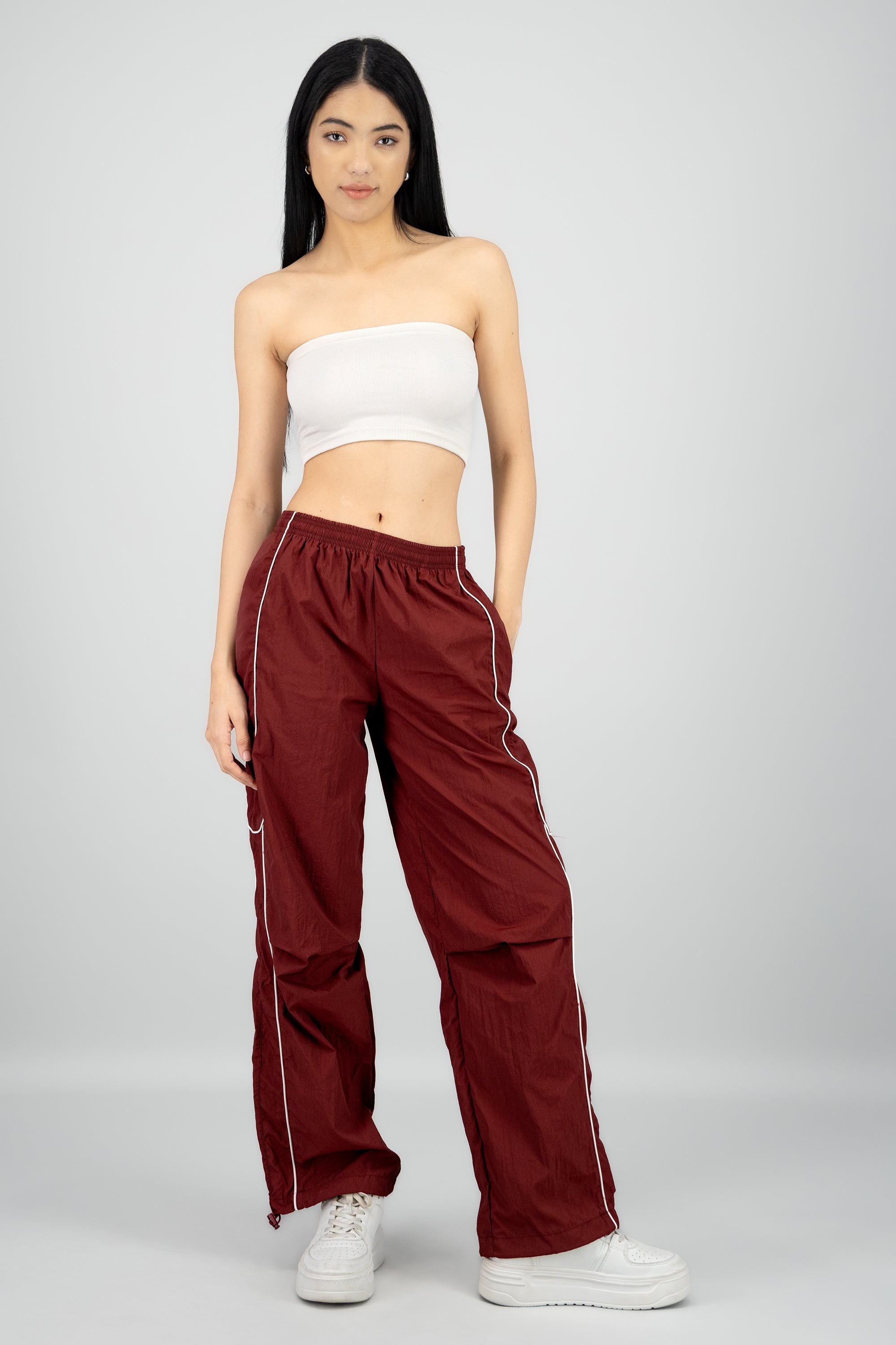 Pantalon liso con contraste VINO