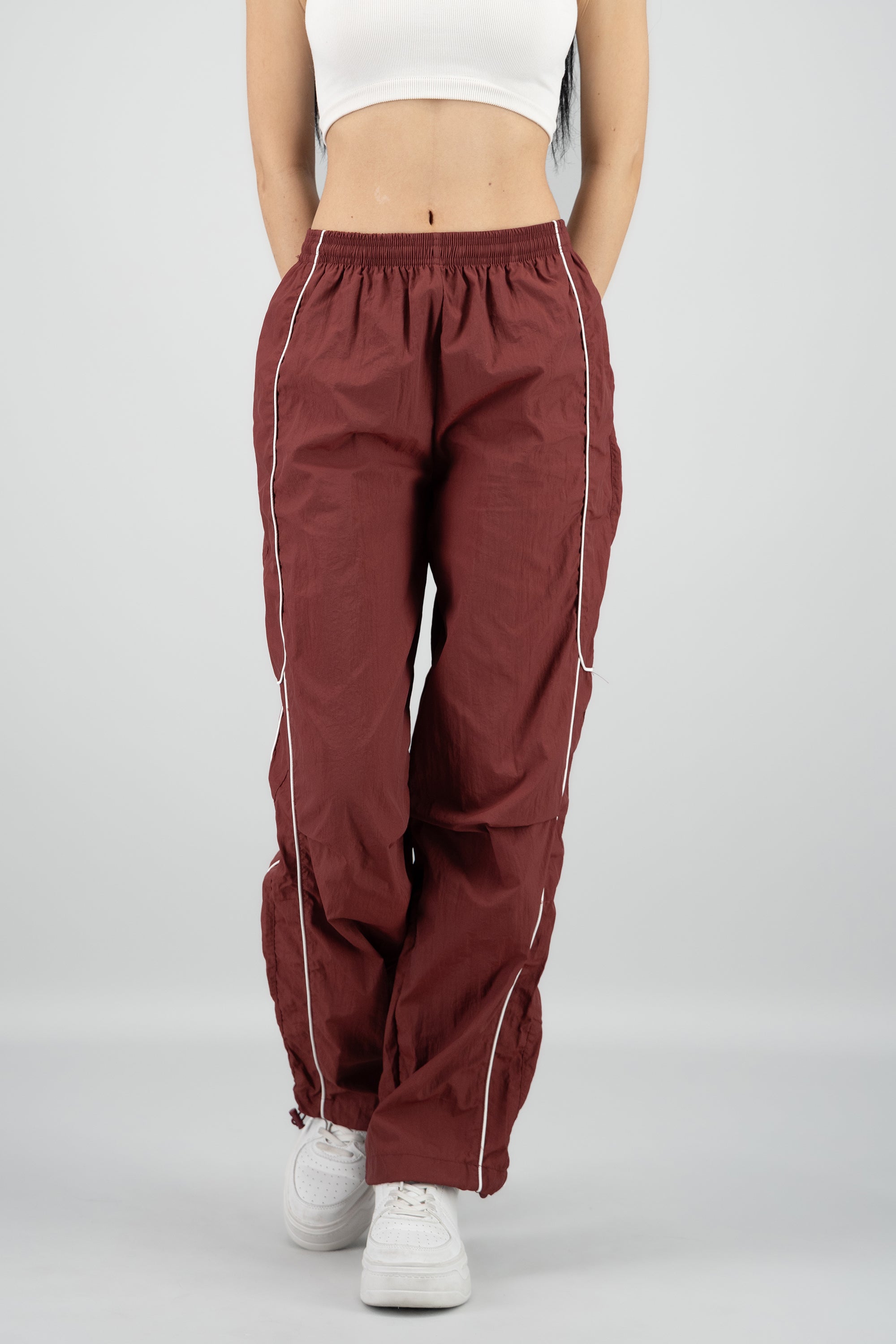 Pantalon liso con contraste VINO