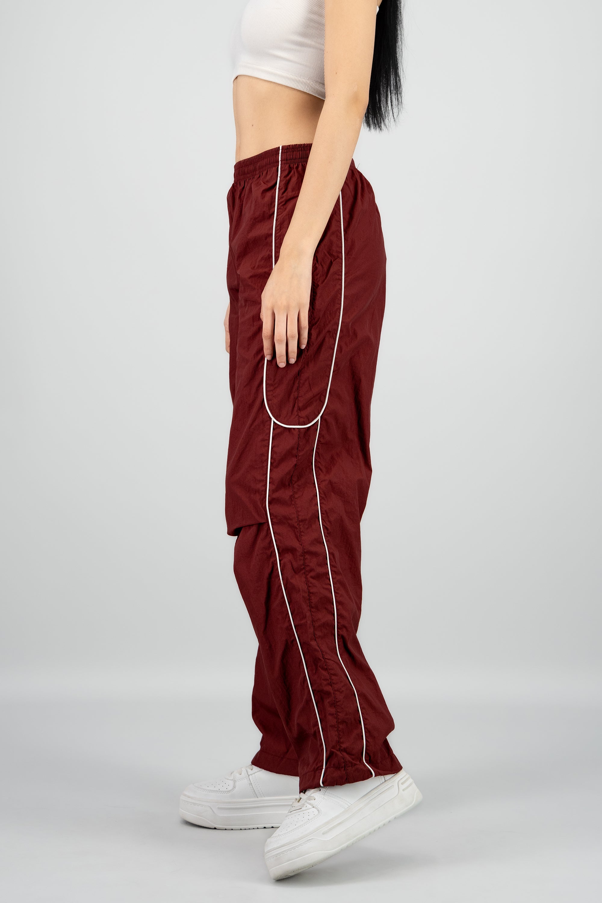 Pantalon liso con contraste VINO