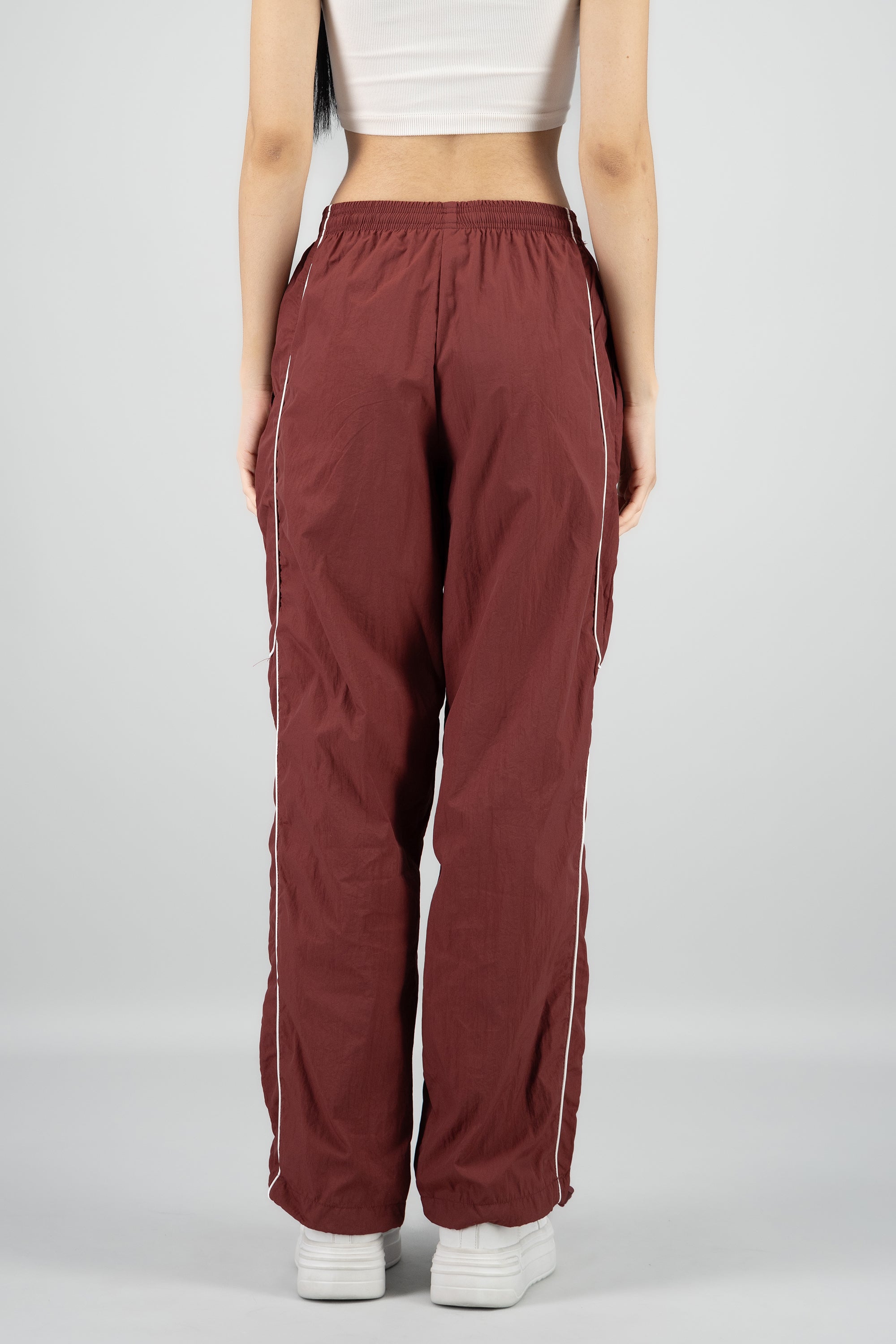 Pantalon liso con contraste VINO