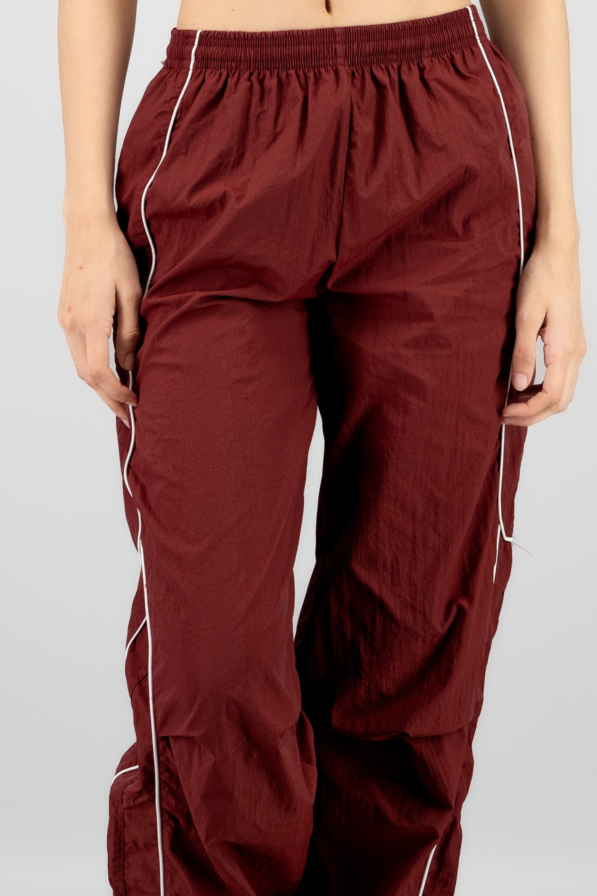 Pantalon liso con contraste VINO