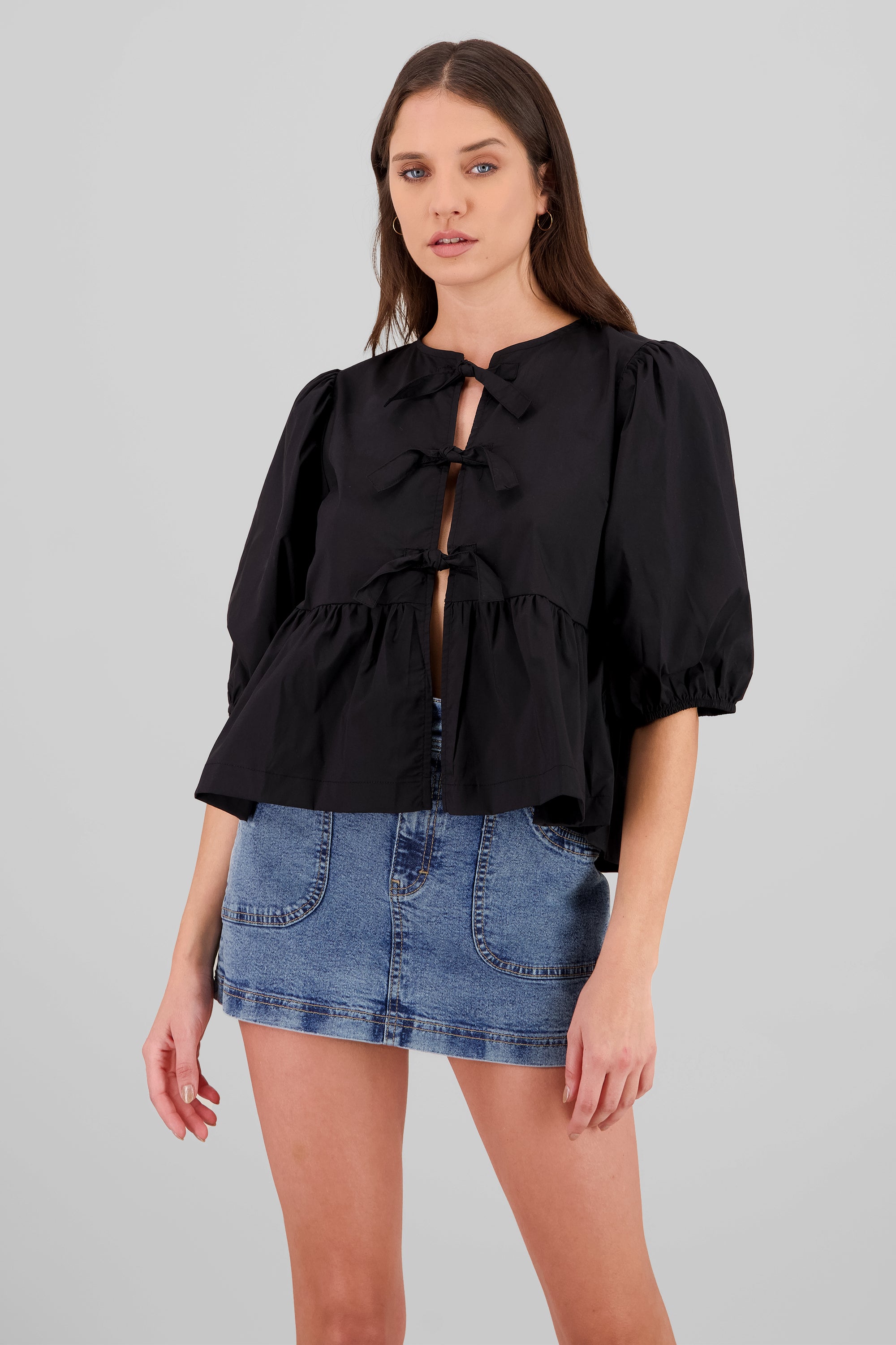 Blusa abullonada con moños lisa NEGRO