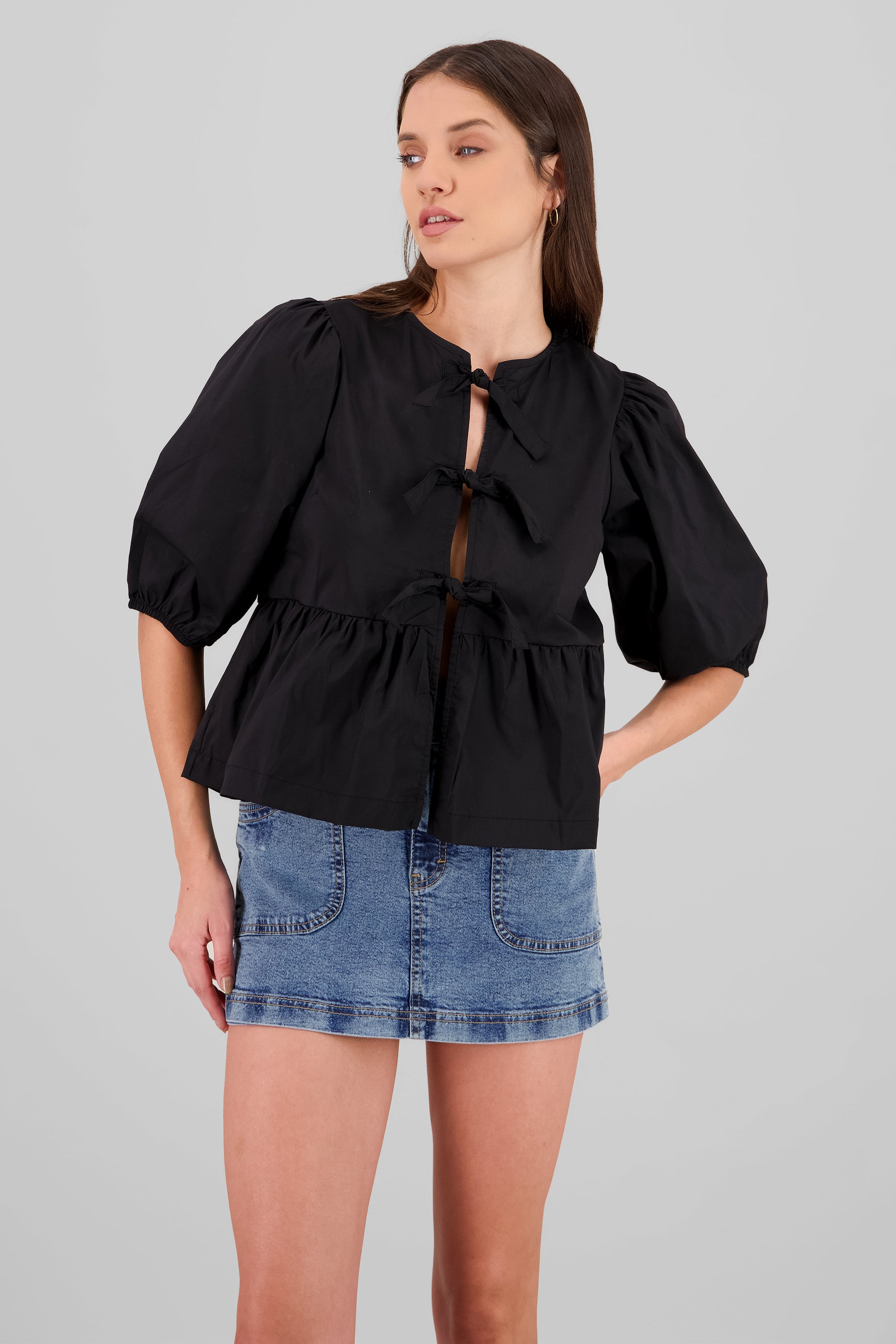 Blusa abullonada con moños lisa NEGRO