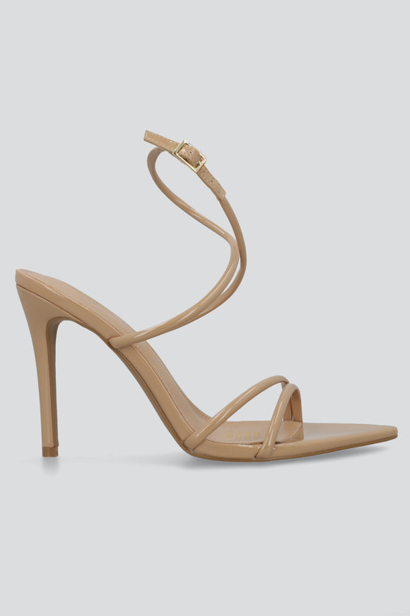 Tacón puntal tiras charol