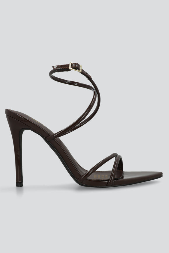 Tacón puntal tiras charol