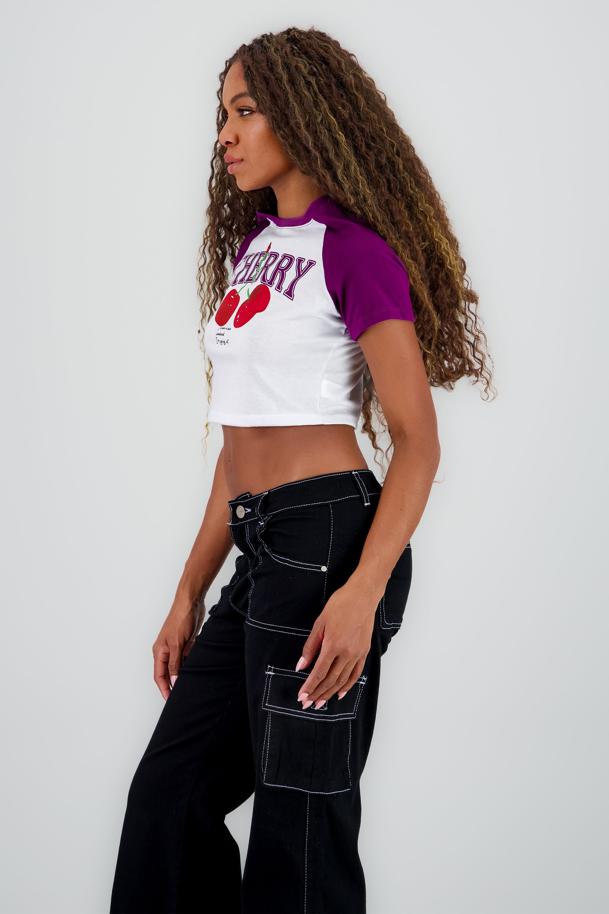 Playera crop cerezas contraste mangas