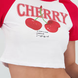 Playera crop cerezas contraste mangas