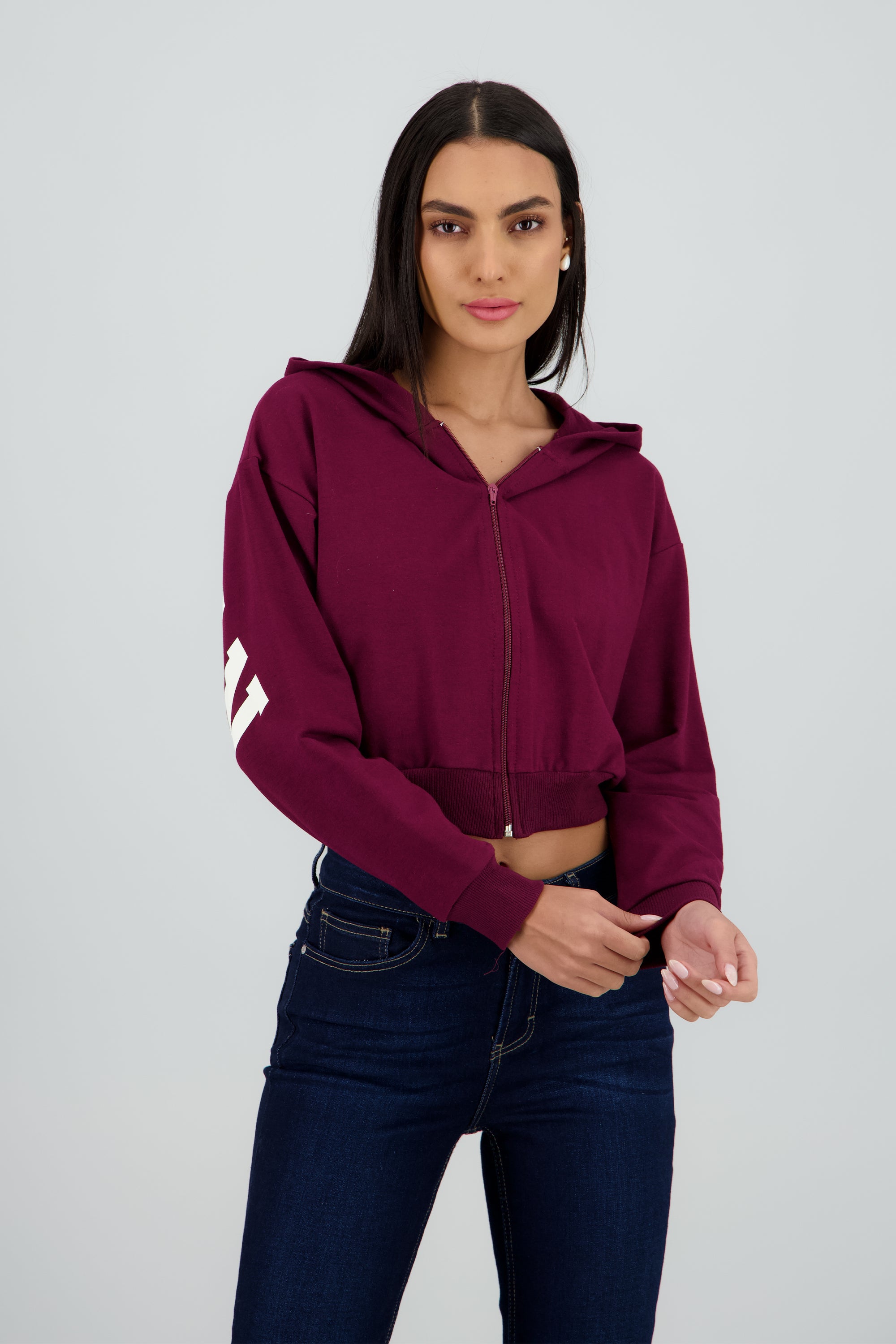 Sudadera crop cierre estampado espalda CIRUELA