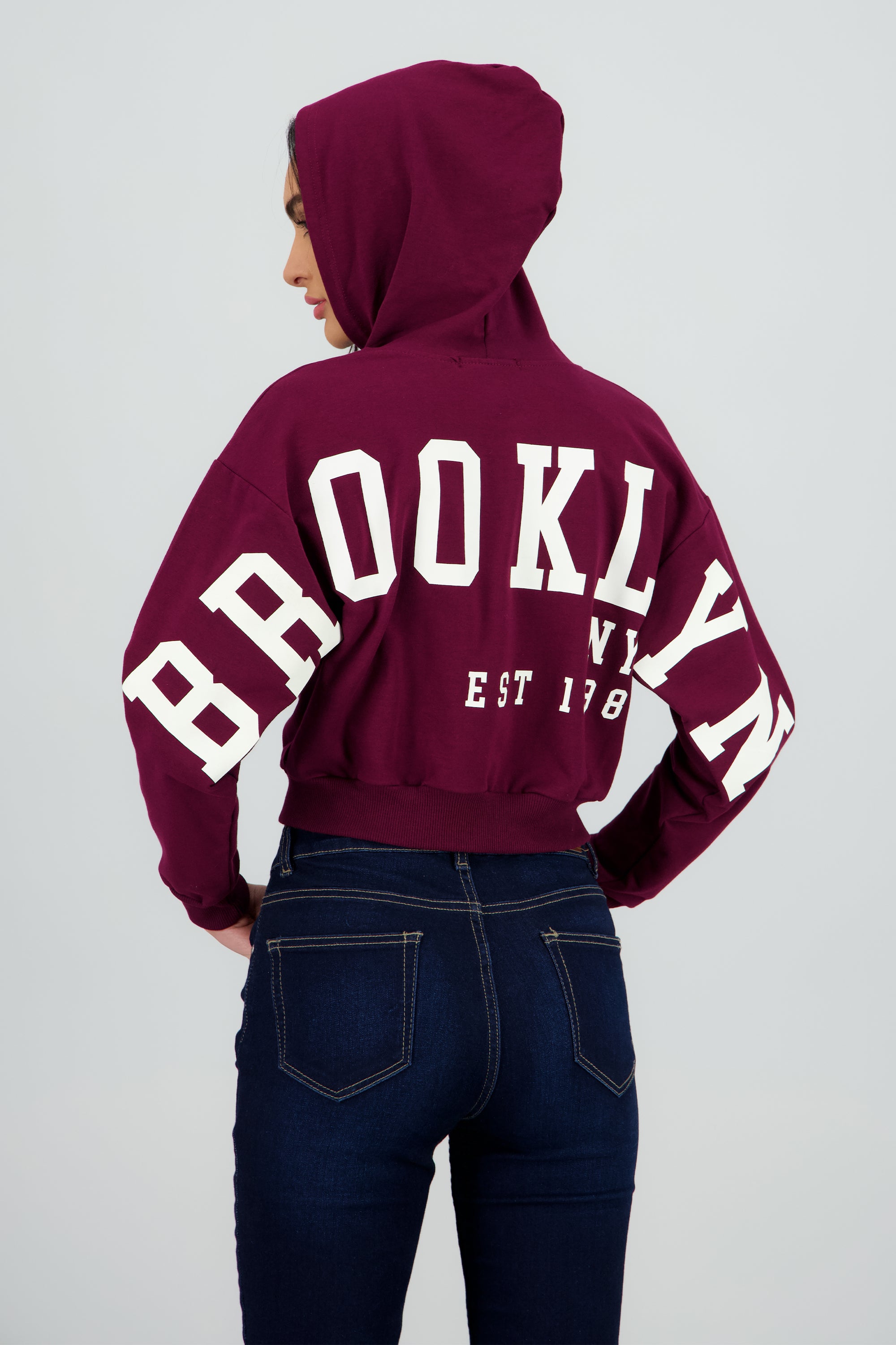 Sudadera crop cierre estampado espalda CIRUELA