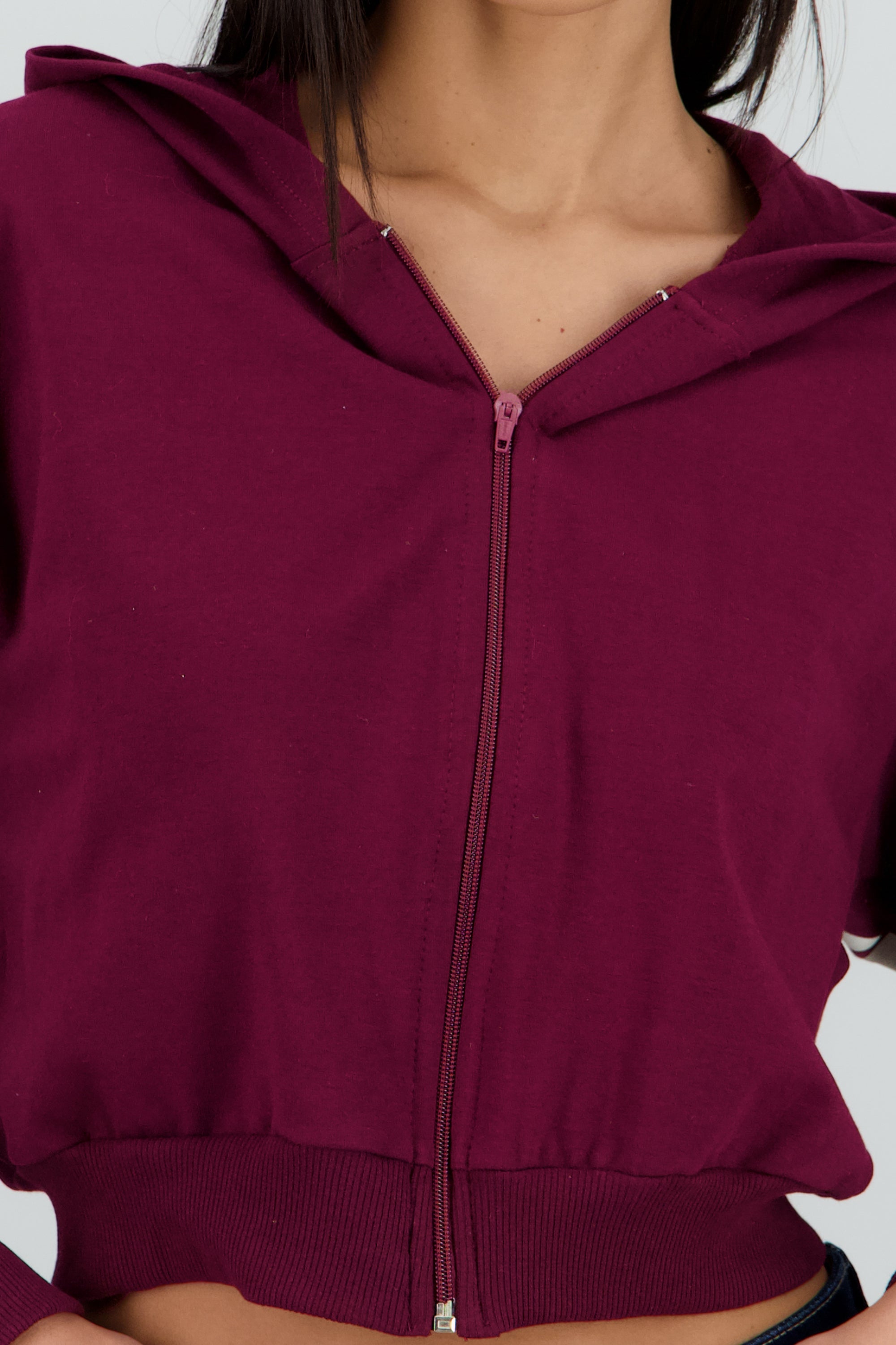 Sudadera crop cierre estampado espalda CIRUELA