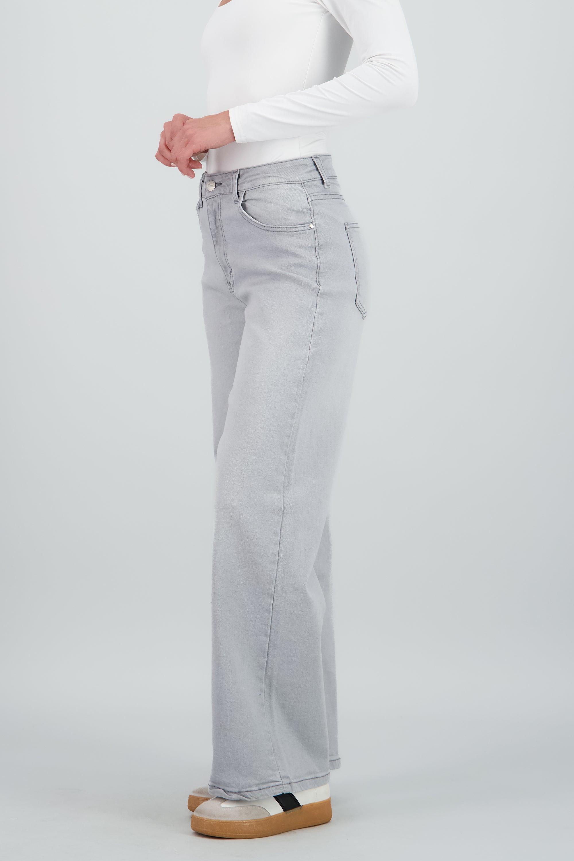 Jeans straight deslavado GRIS